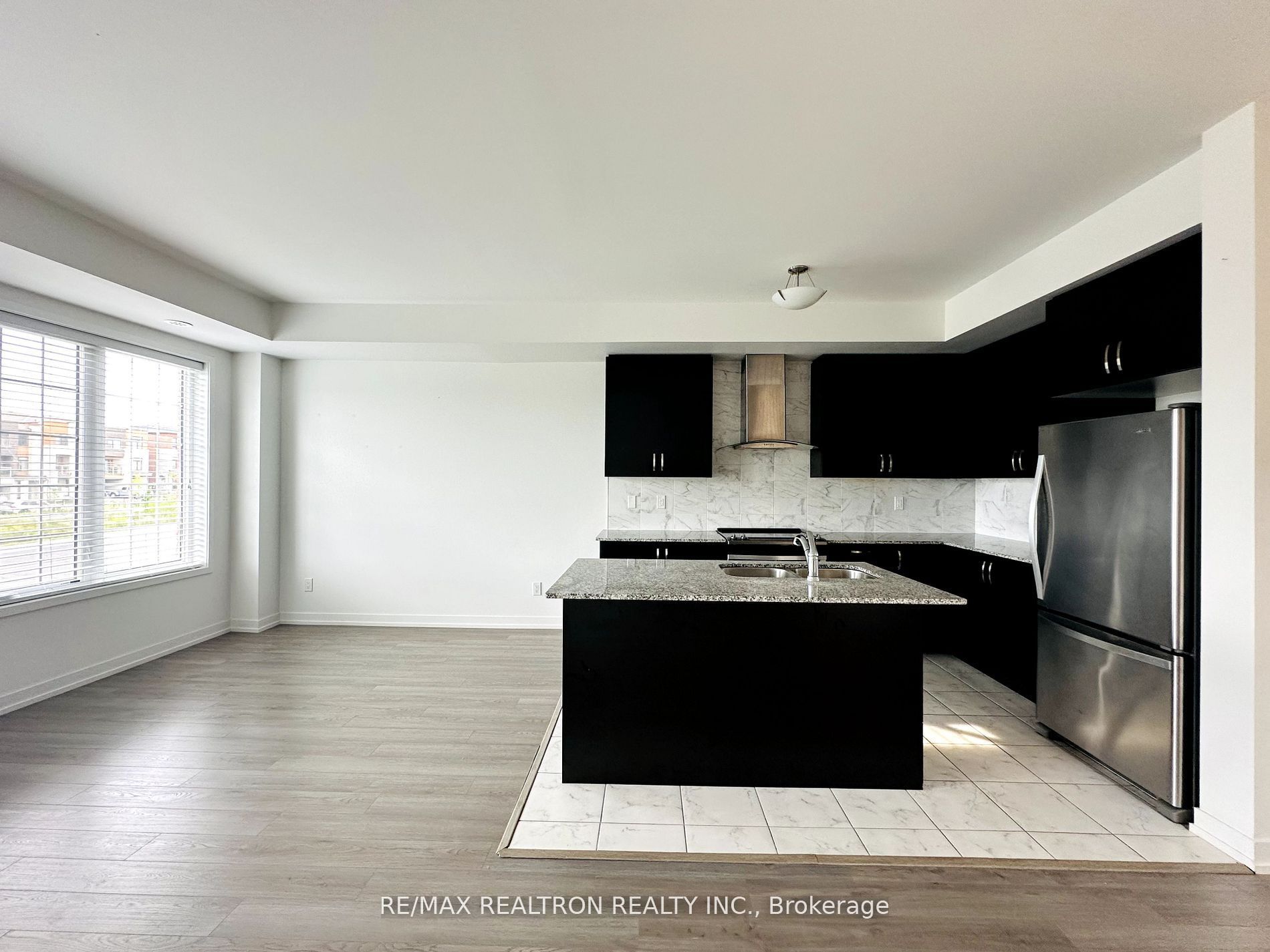 193 Harding Park Street, Newmarket, ON L3Y 0E3 photo 2