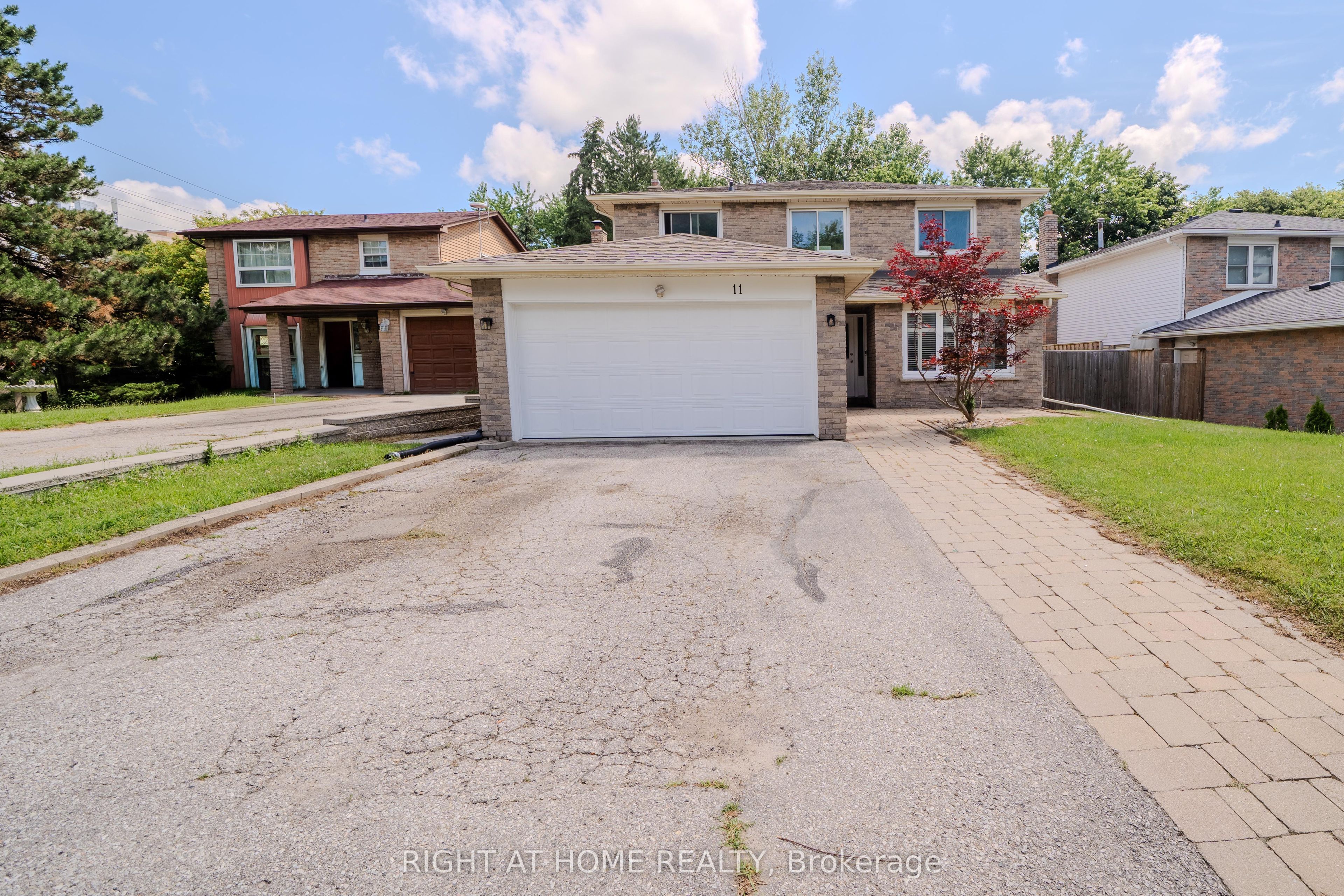 11 Carlson Drive, Newmarket, ON L3Y 6A8 photo 2