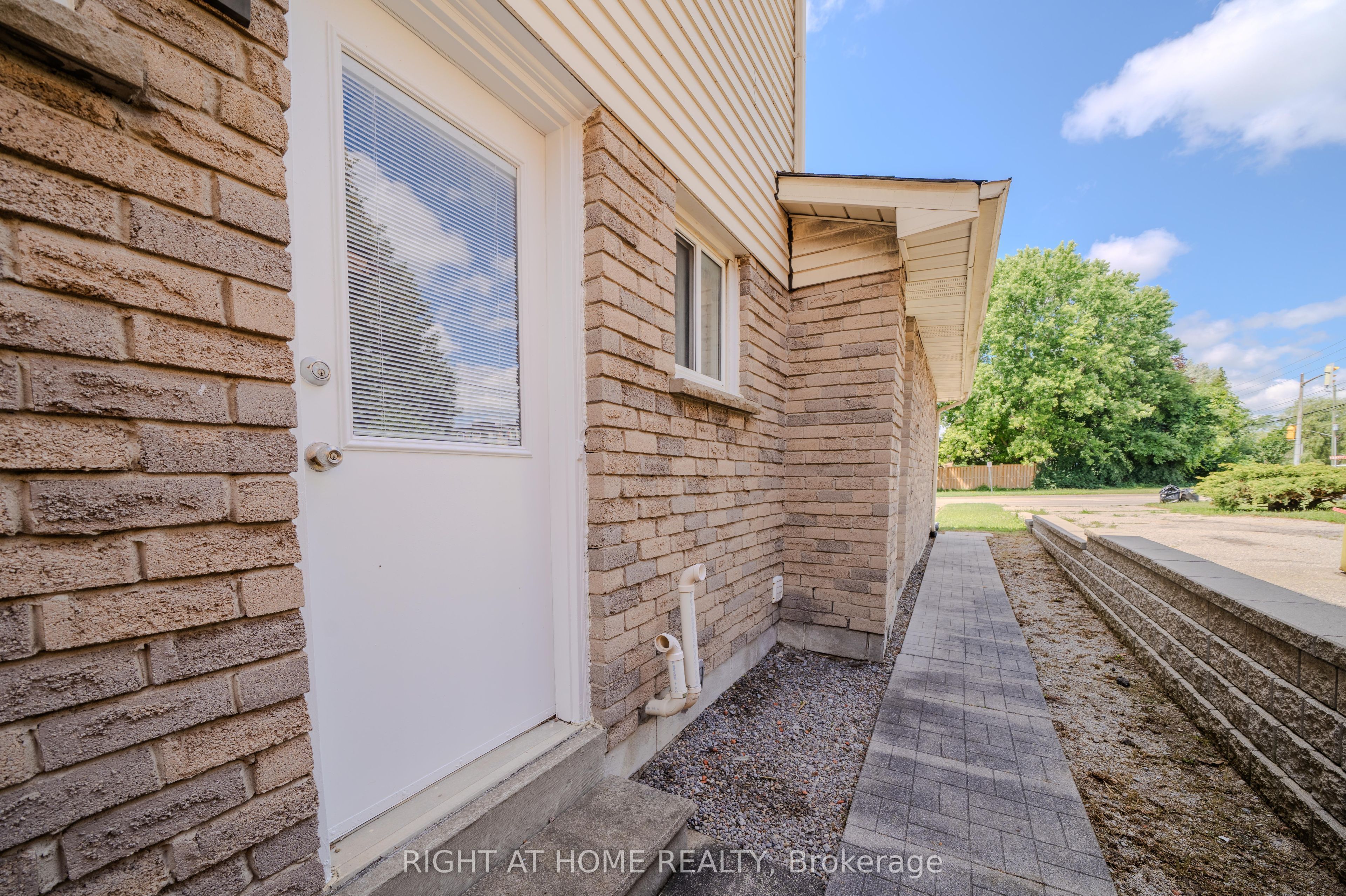 11 Carlson Drive, Newmarket, ON L3Y 6A8 photo 4