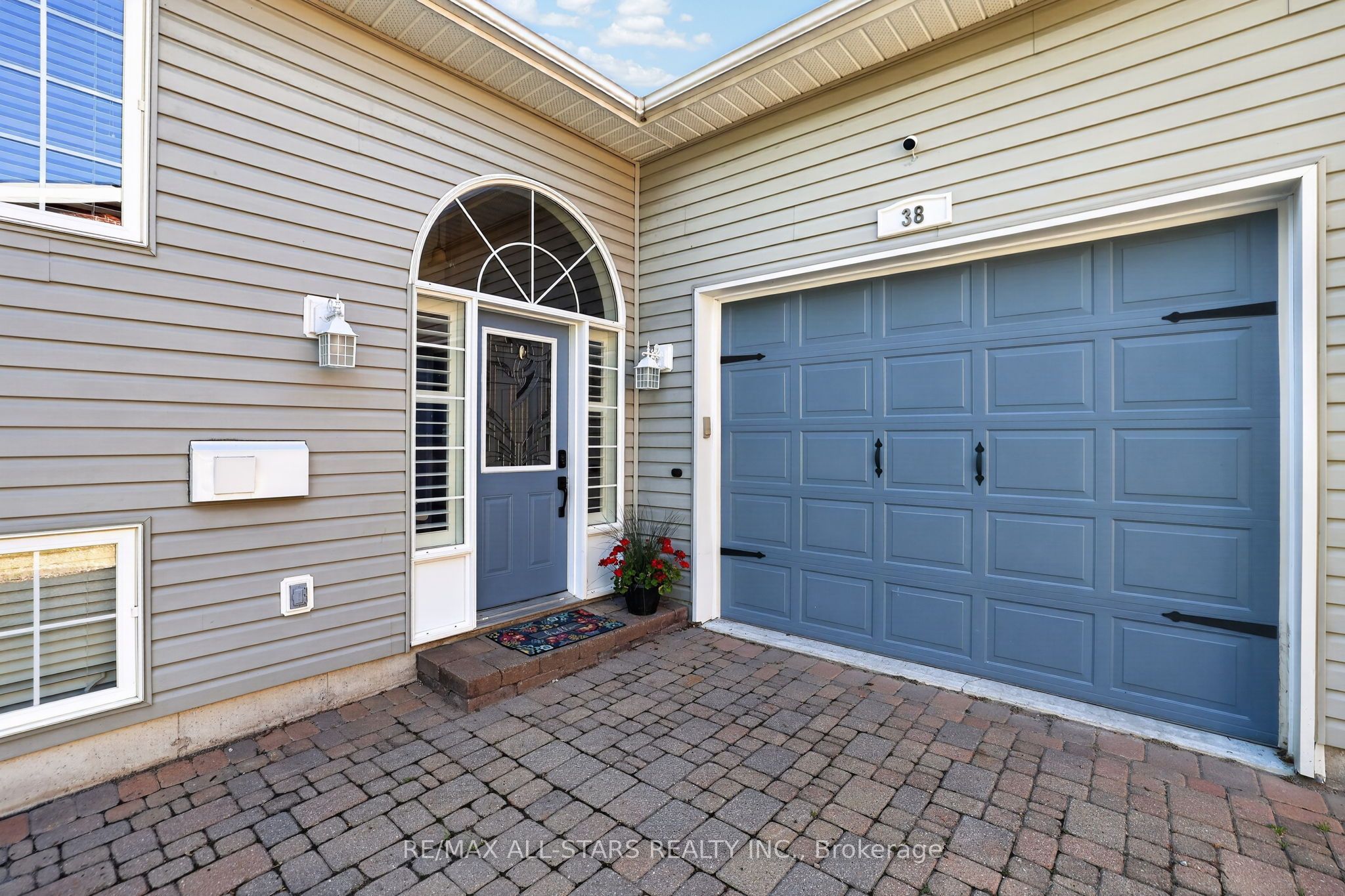 38 Evelyn Avenue, Georgina, ON L4P 3C8 photo 2