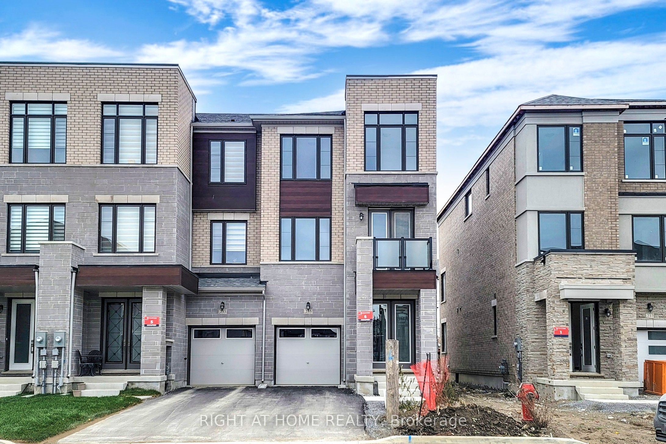 235 Vermont Avenue, Newmarket, ON L3X 0M6 photo 2
