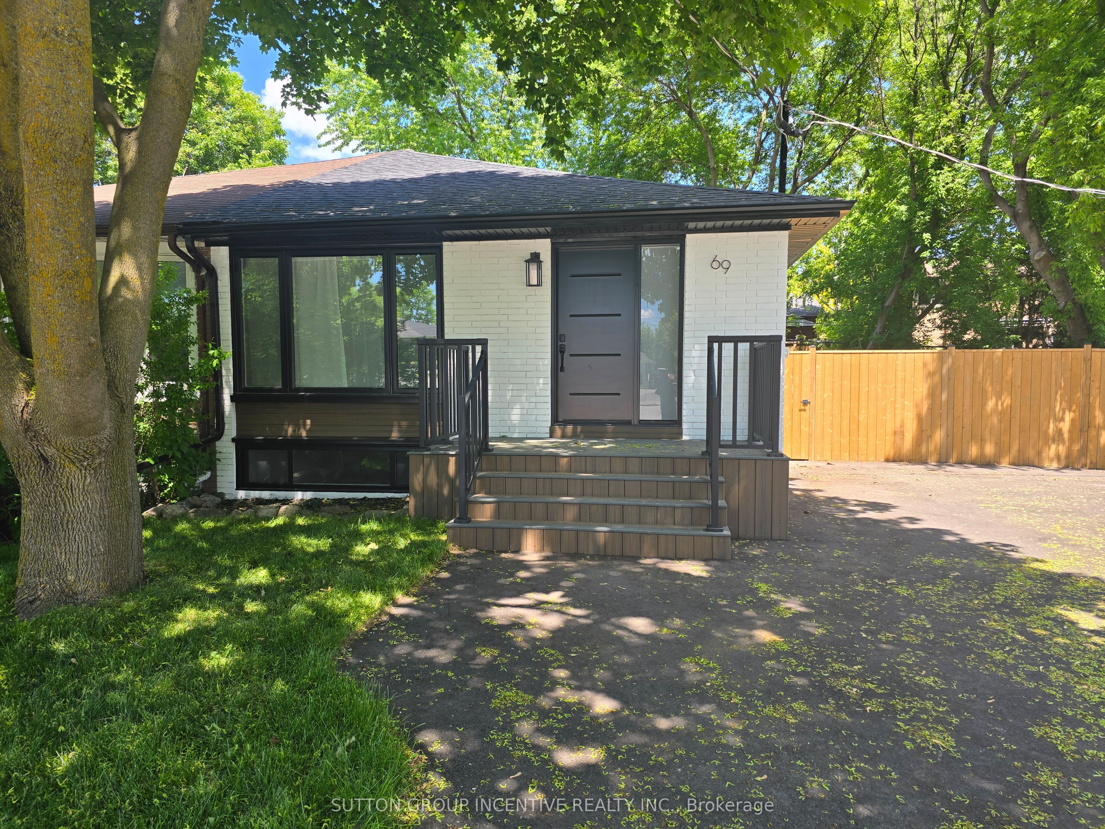 69 Marlin Court MAIN, Newmarket, ON L3Y 2W7