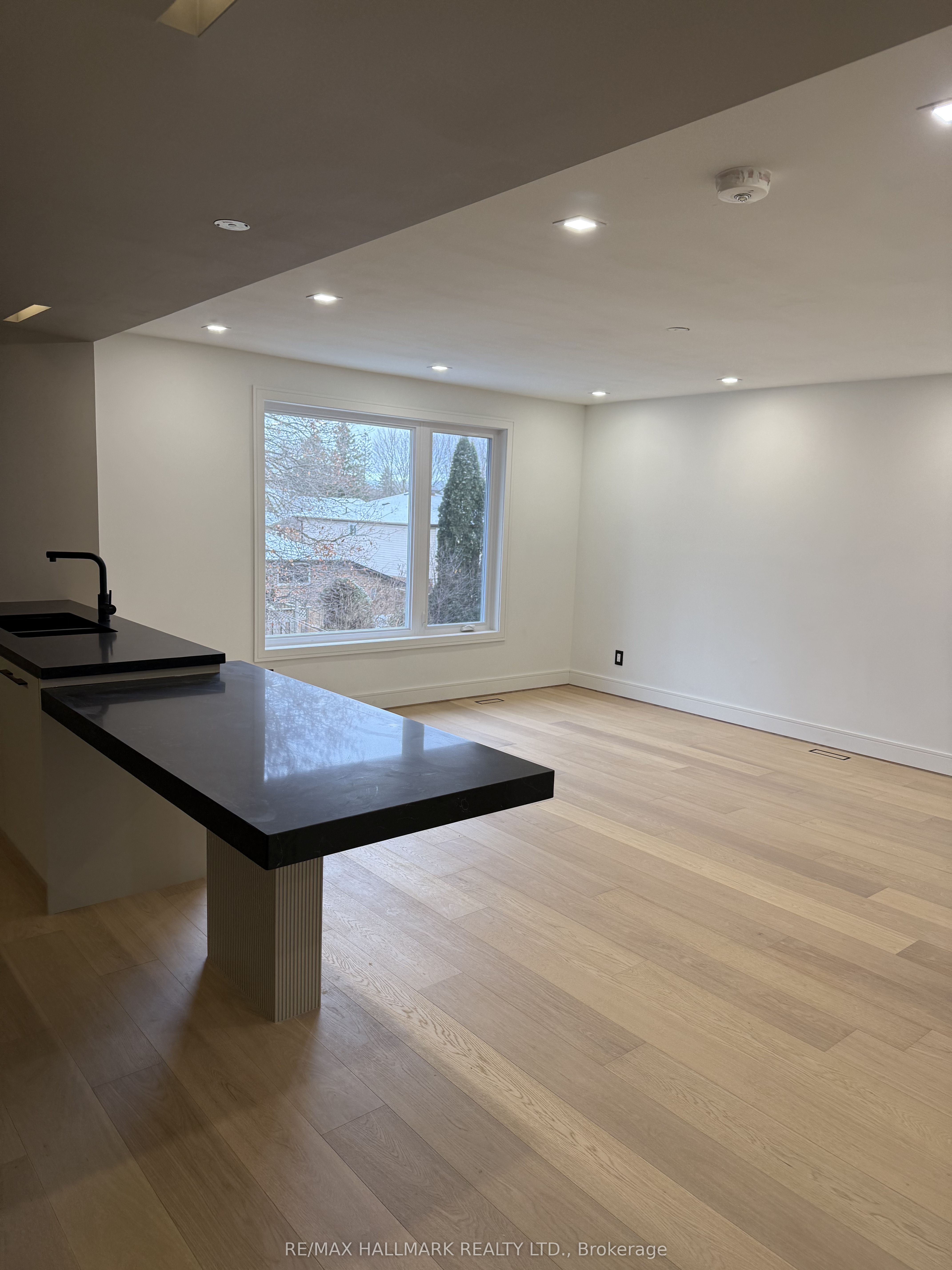 189 Lloyd Avenue Main Floor, Newmarket, ON L3Y 5L4 photo 4
