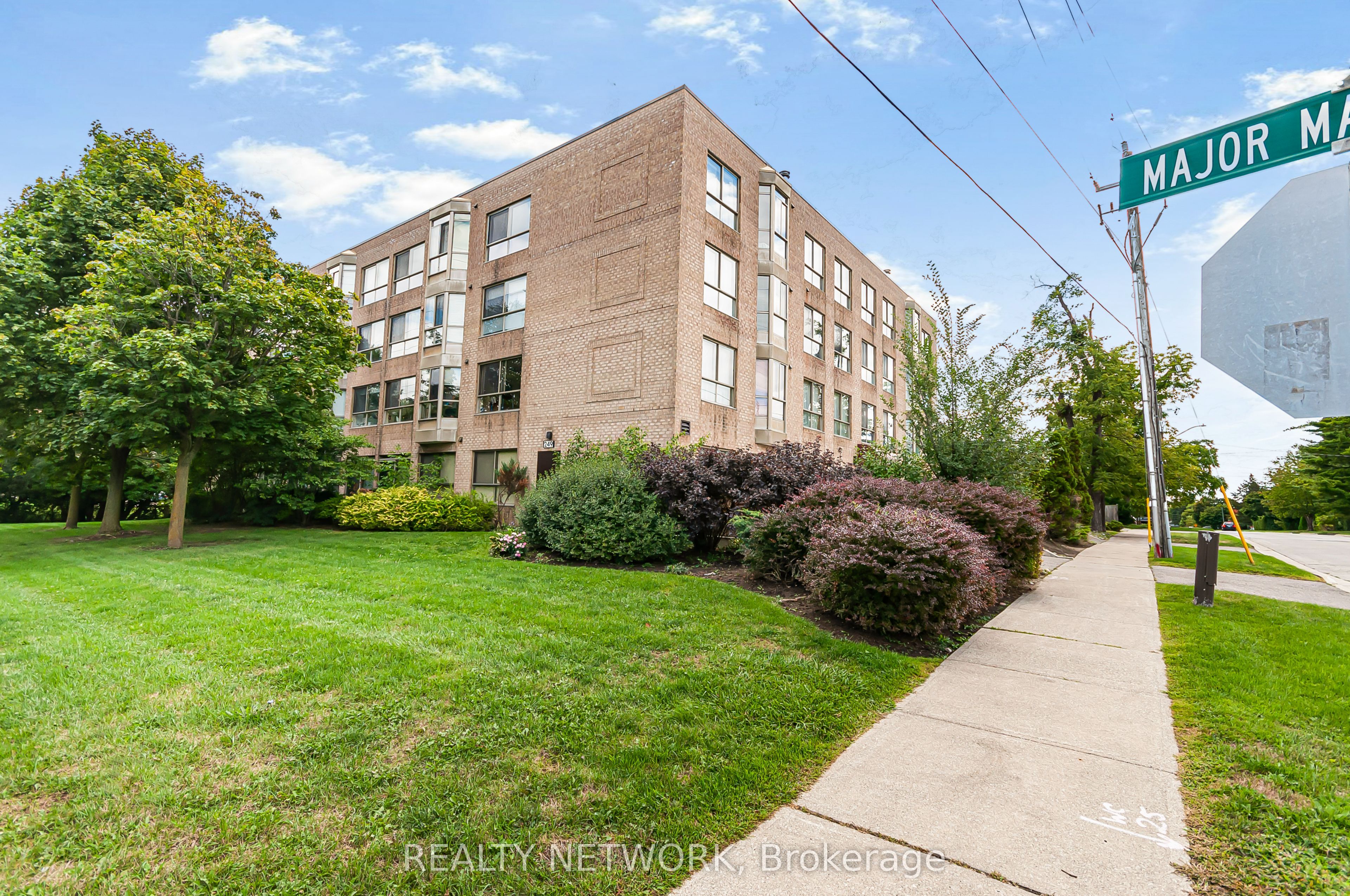 249 Major Mackenize Drive 106, Richmond Hill, ON L4C 9M8 photo 4