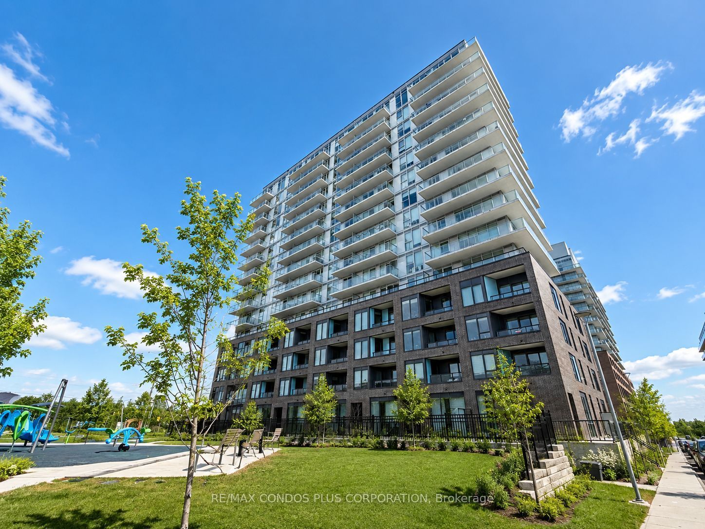 185 Deerfield Road 216, Newmarket, ON L3Y 0G7 photo 2