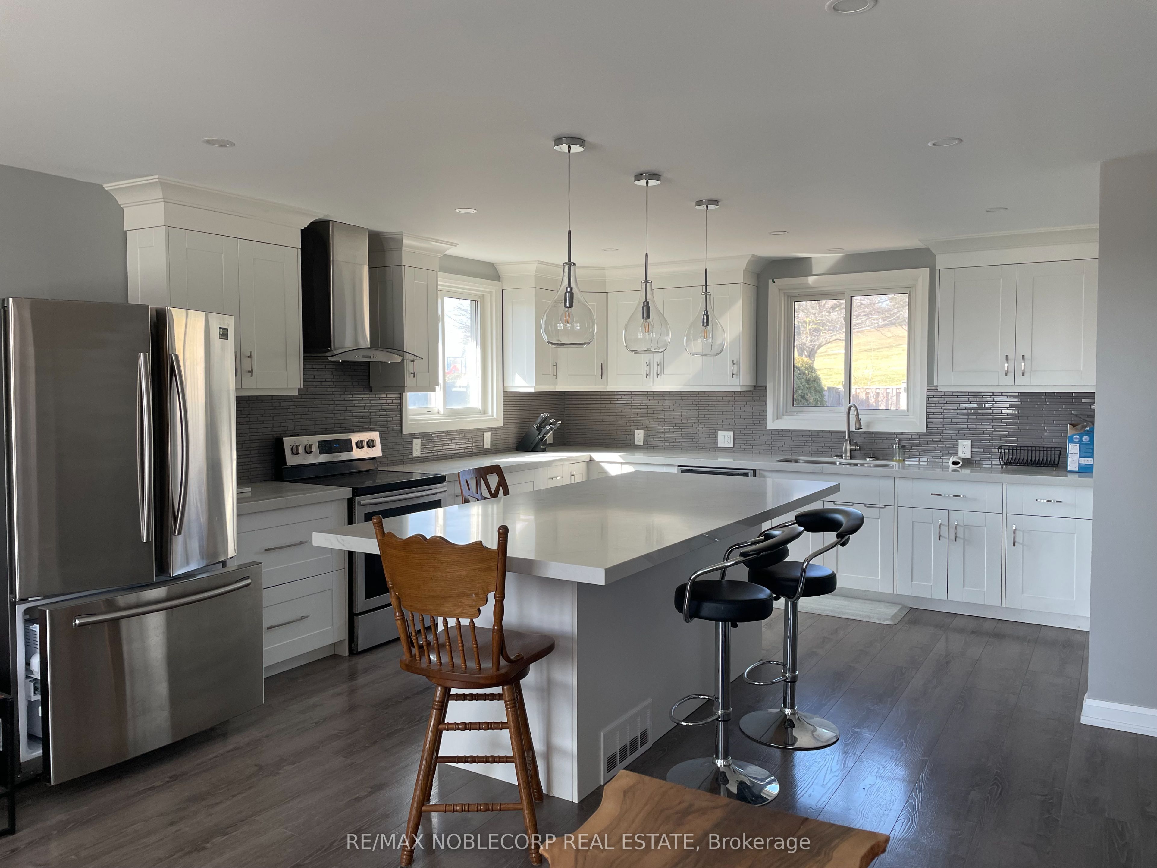 166 Collings Avenue, Bradford West Gwillimbury, ON L3Z 1W1 photo 2
