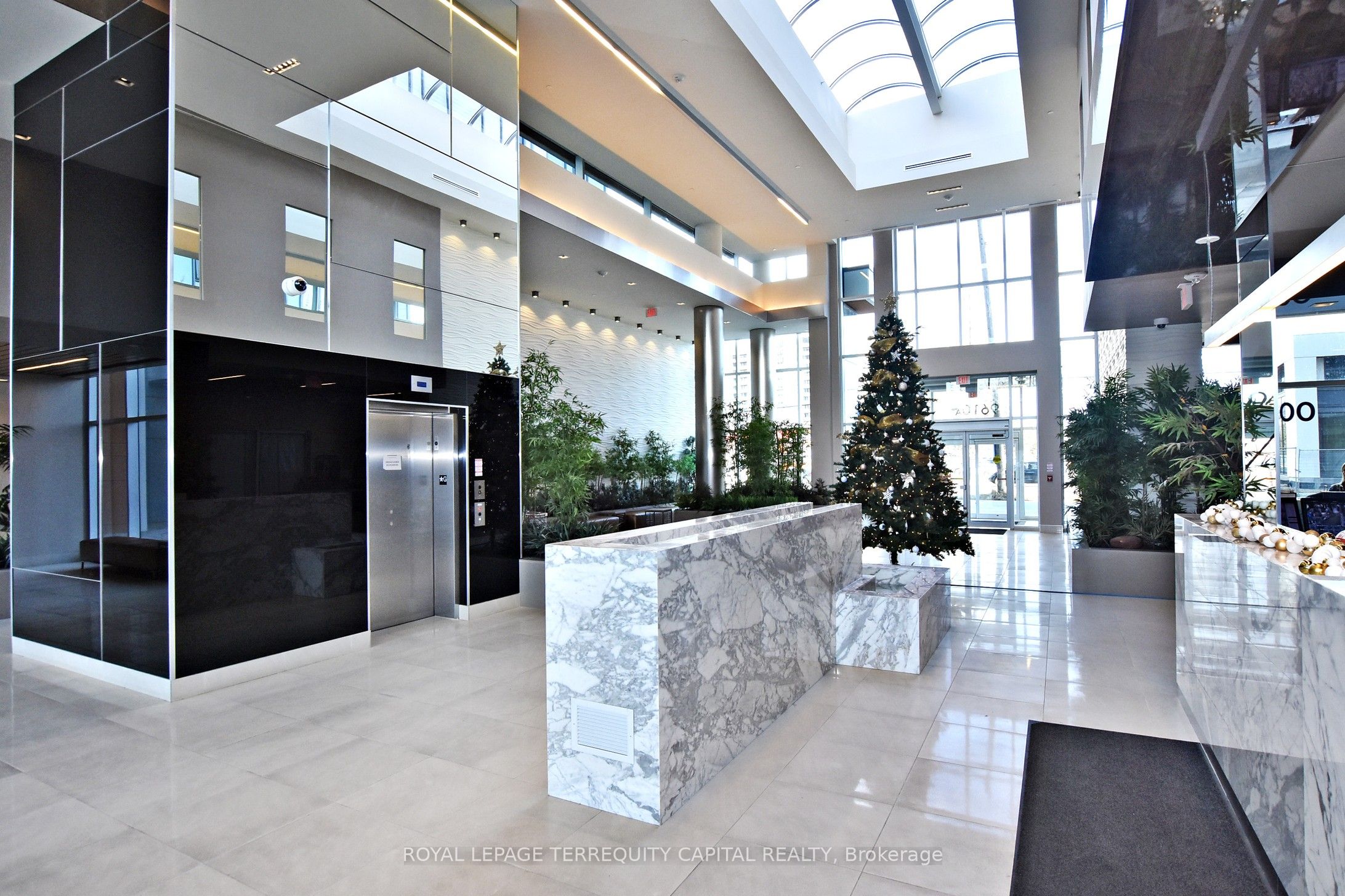 9608 Yonge Street 1011, Richmond Hill, ON L4C 0X4 photo 2