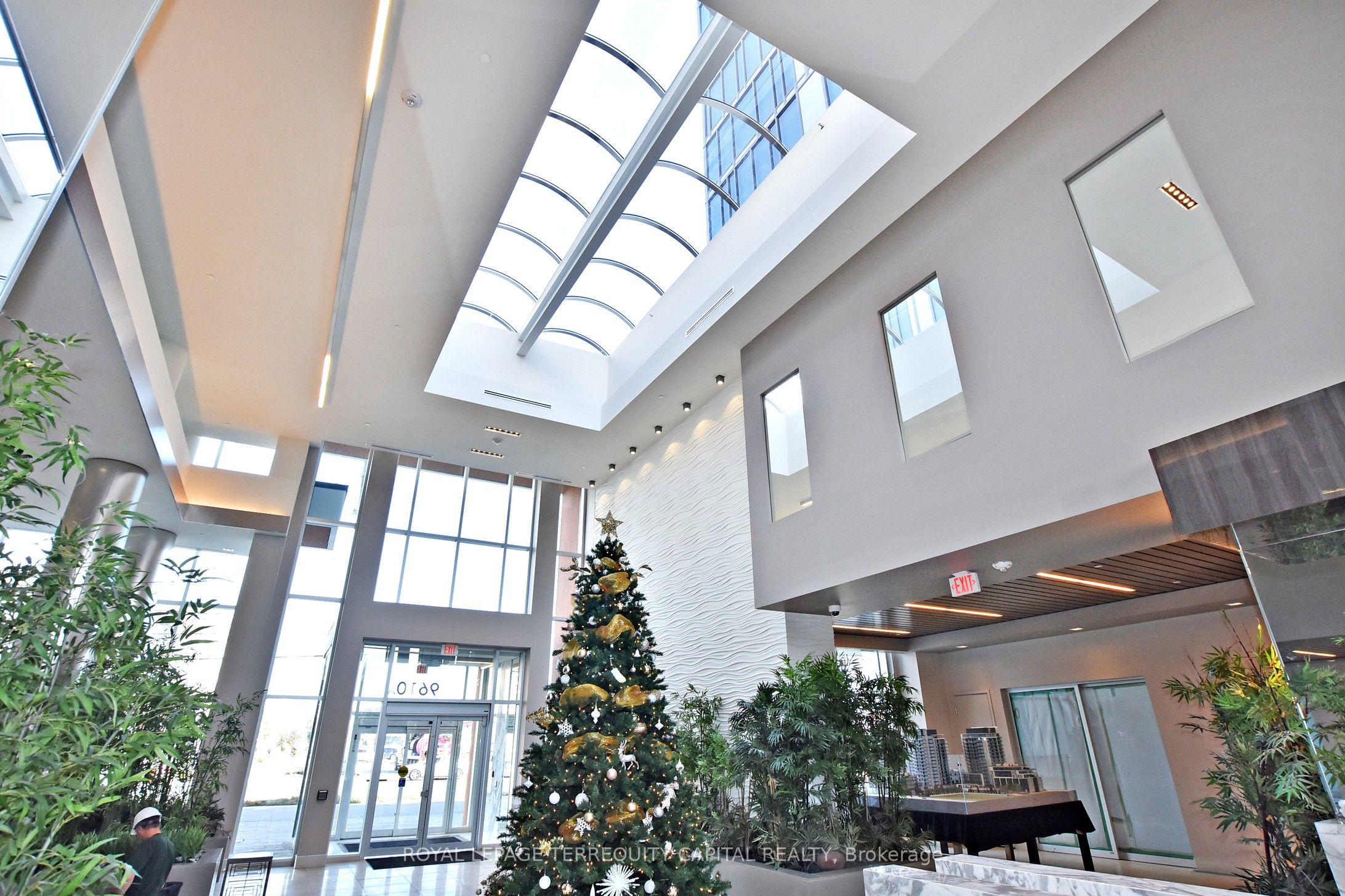 9608 Yonge Street 1011, Richmond Hill, ON L4C 0X4 photo 3
