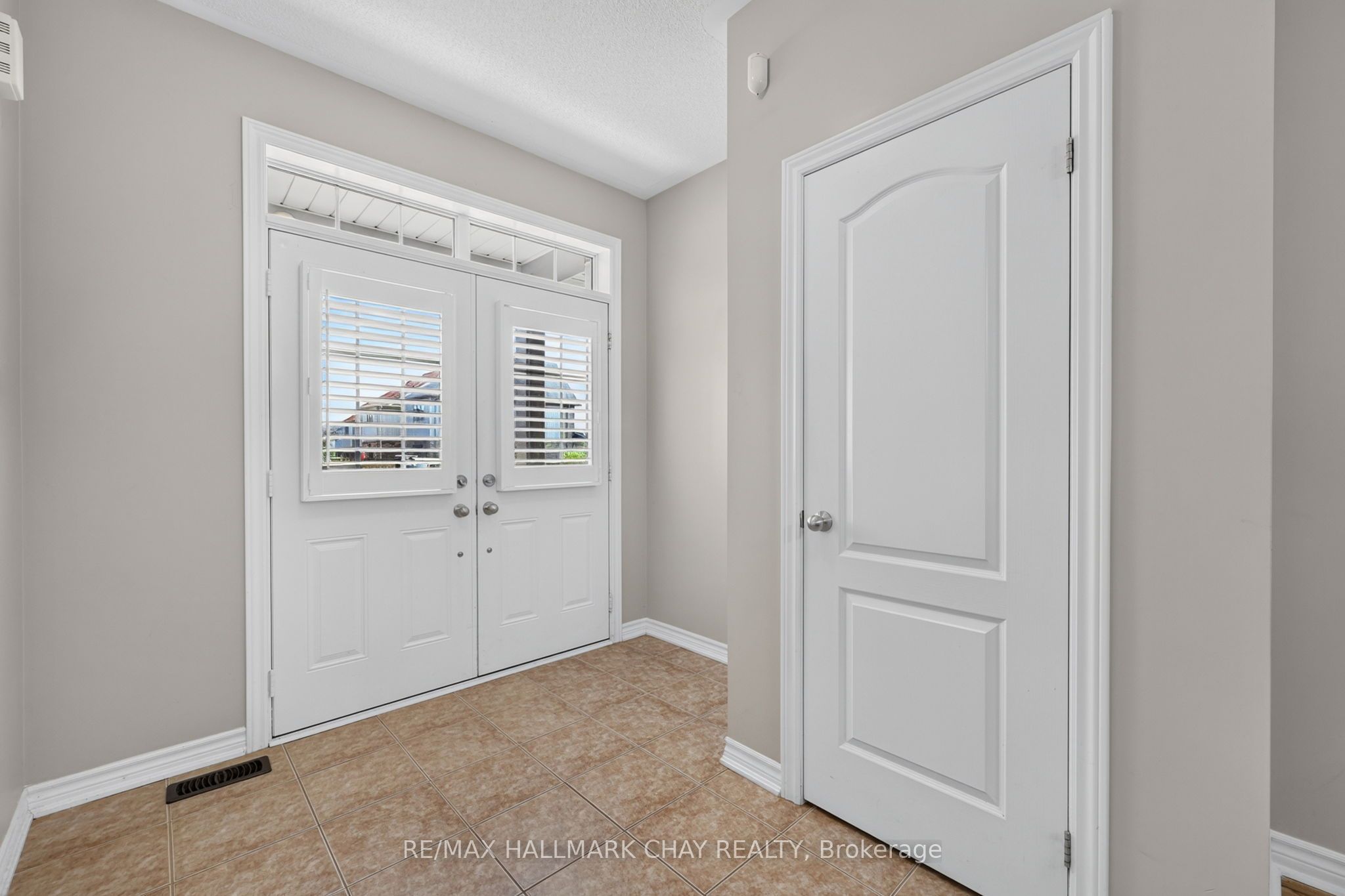 72 Decarolis Crescent, Essa, ON L3W 0B2 photo 3