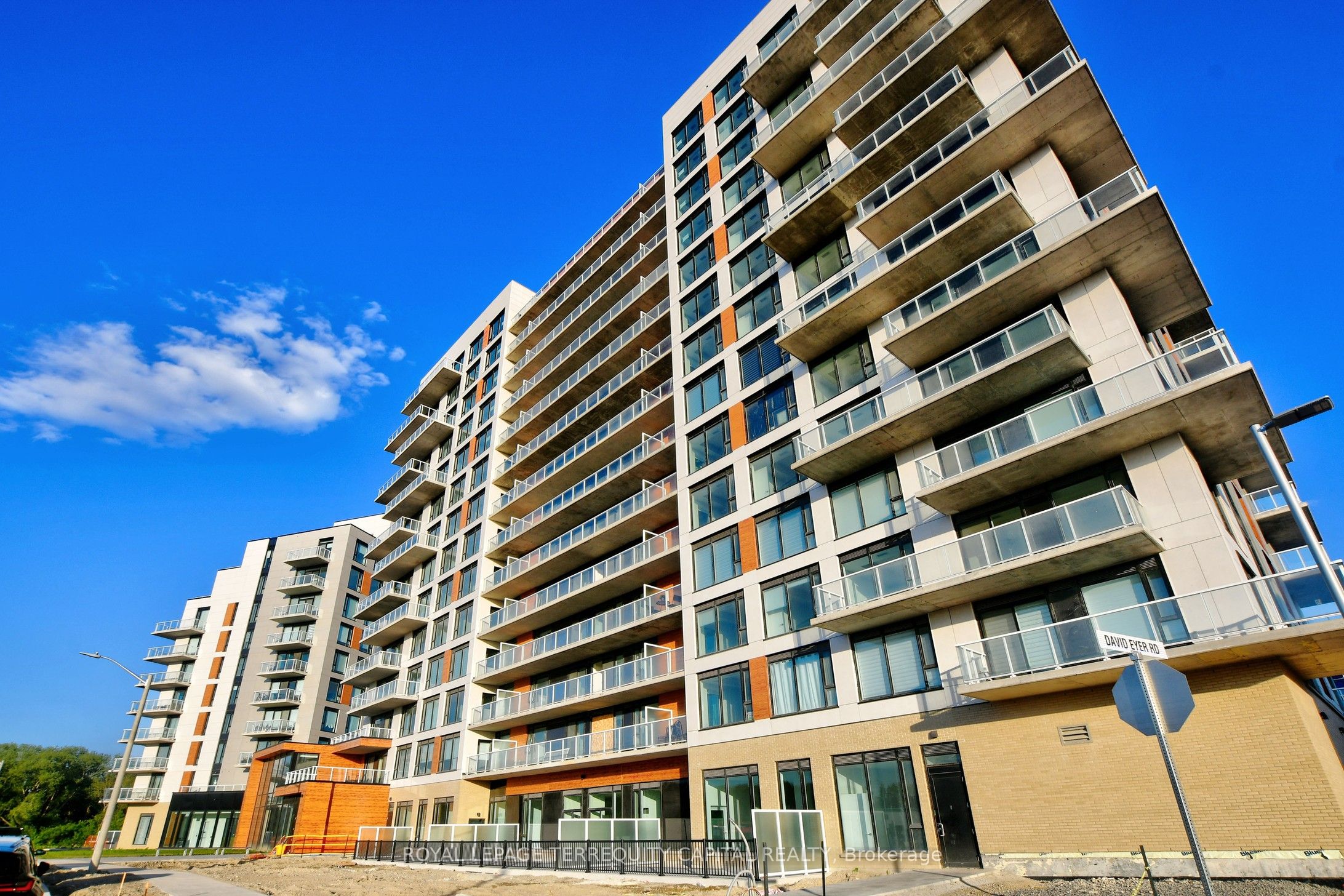2 David Eyer Road 923, Richmond Hill, ON L4S 1M4