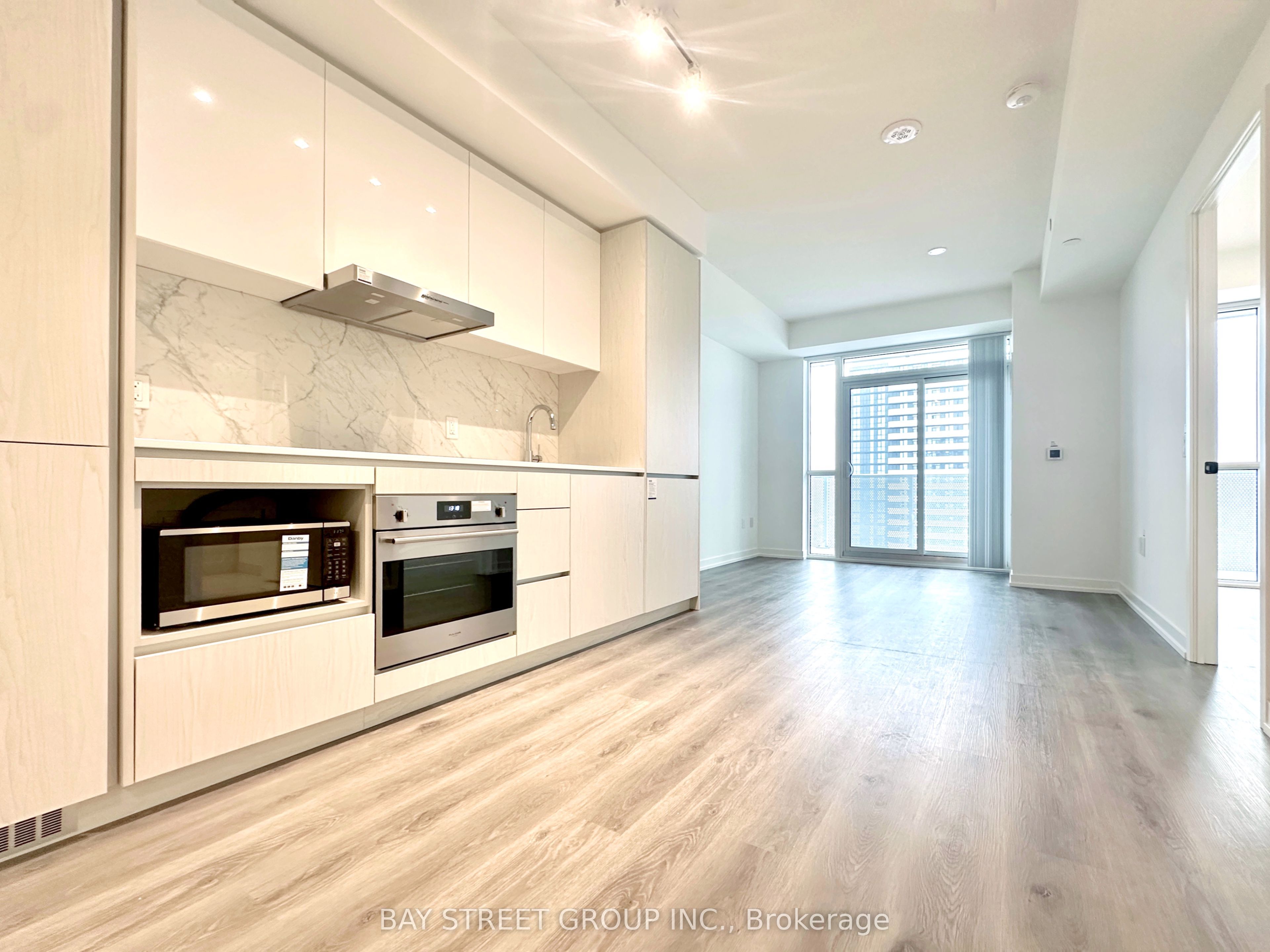 28 Interchange Way N/A 4102, Vaughan, ON L4K 0P8 photo 3