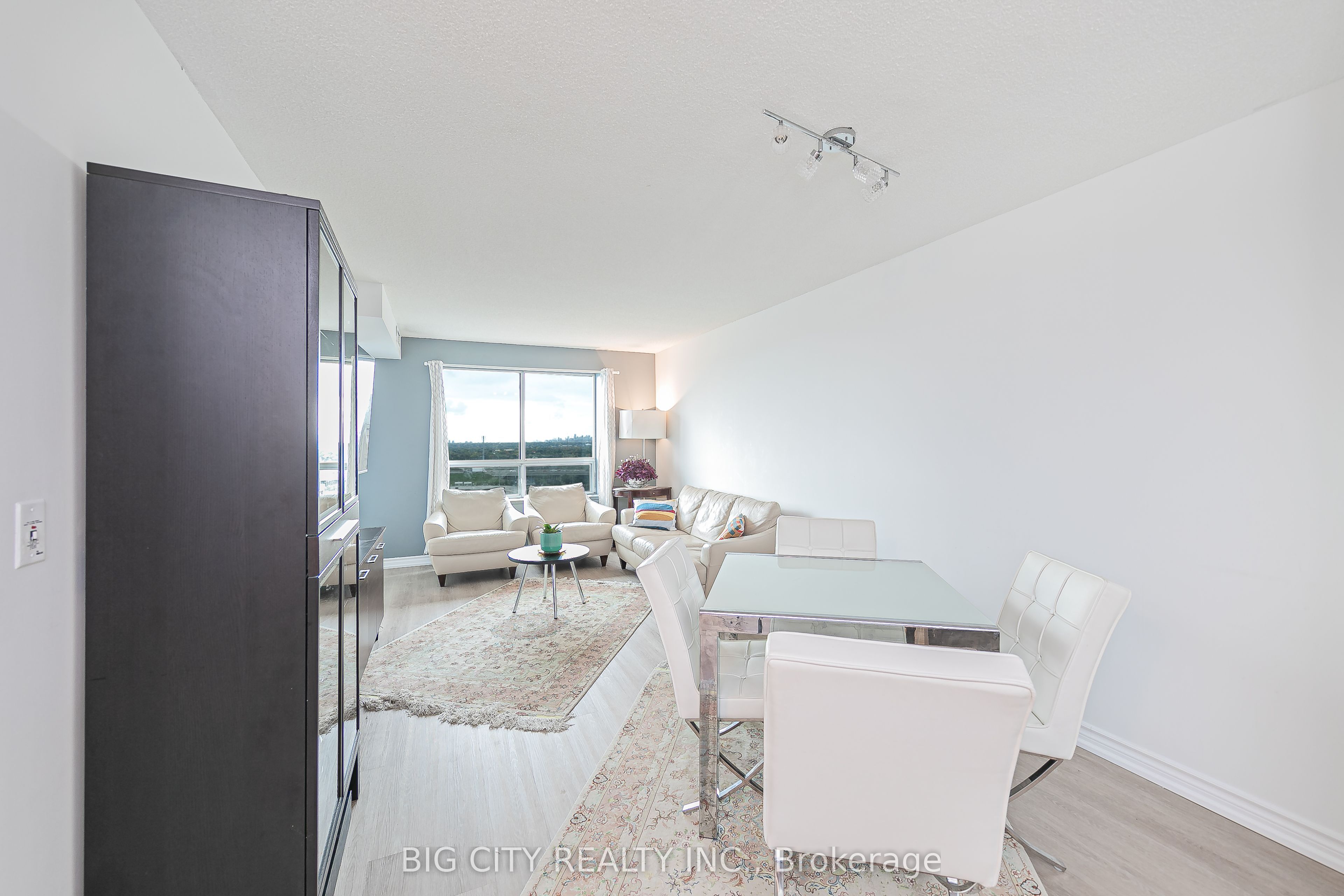 23 Oneida Crescent 1206, Richmond Hill, ON L4B 0A2 photo 4