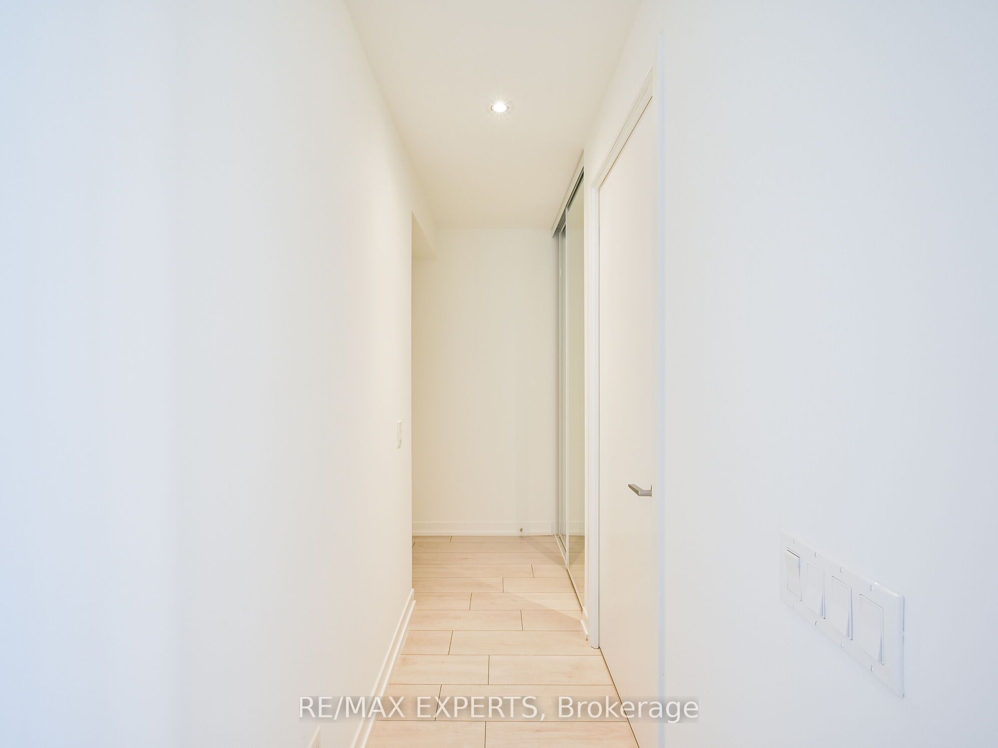 950 Portage Parkway 5910, Vaughan, ON L4K 0J7 photo 2