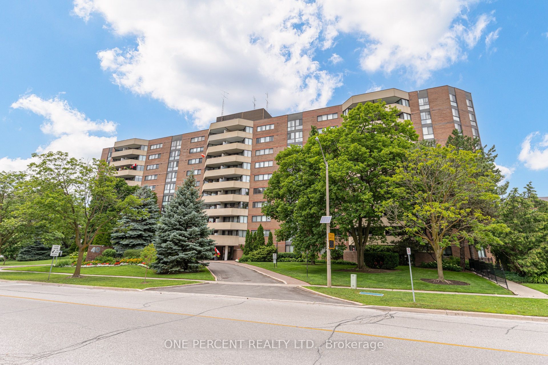 40 Baif Boulevard 302, Richmond Hill, ON L4C 5M9 photo 2