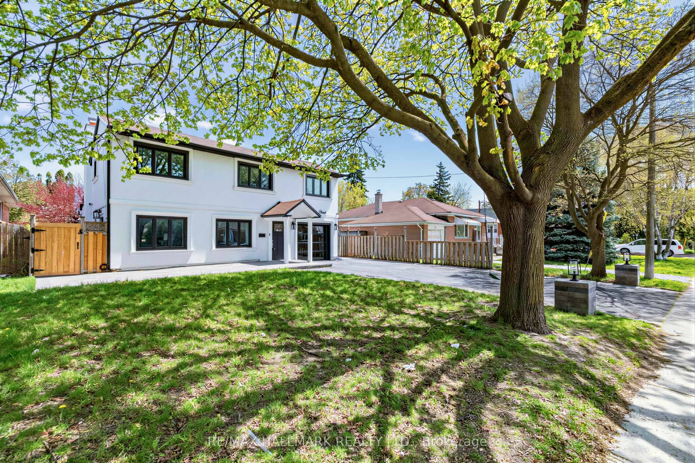 225 Lucas Street, Richmond Hill, ON L4C 4P9 photo 2