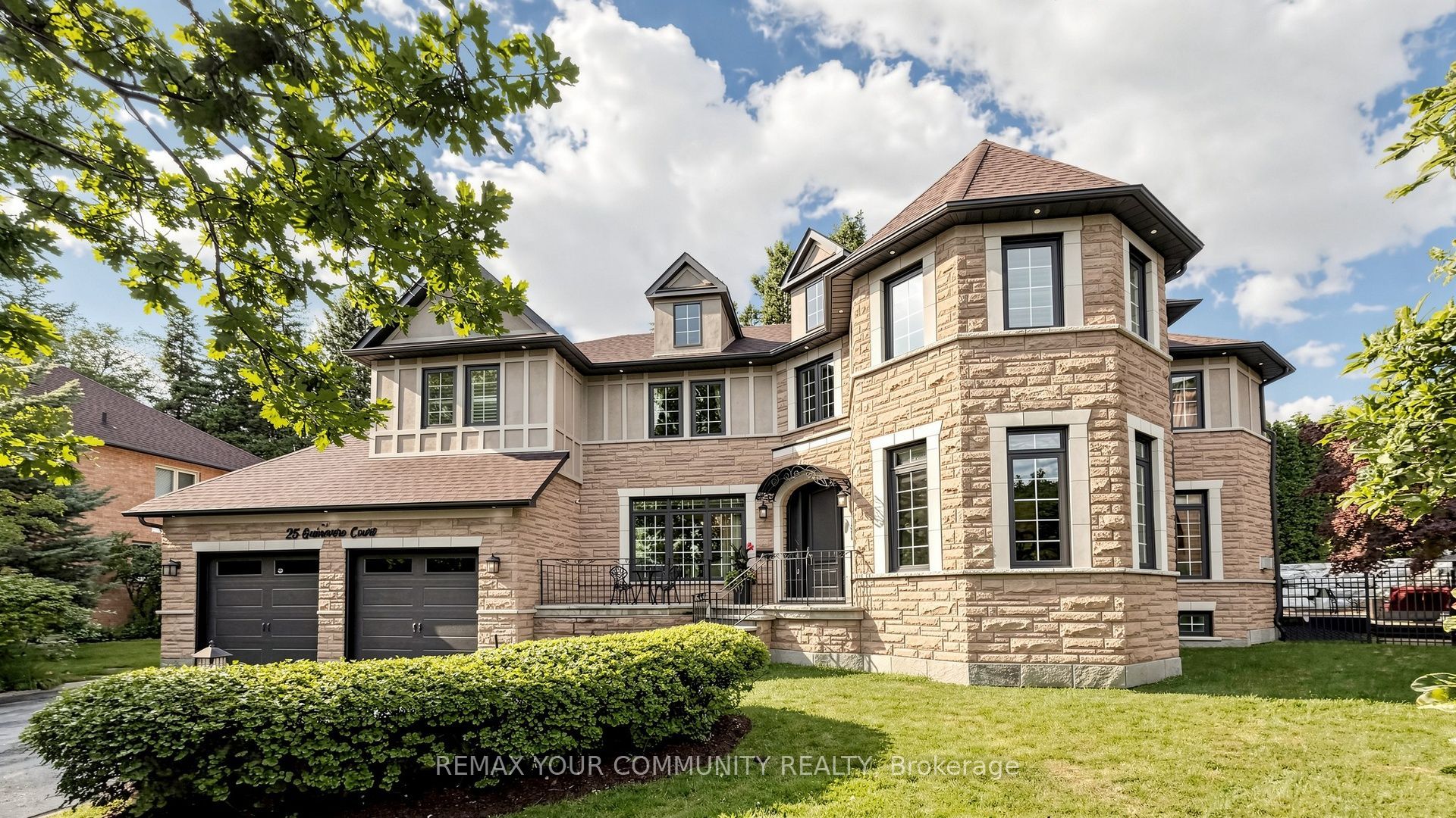 25 Guinevere Court, Richmond Hill, ON L4C 0P7 photo 2