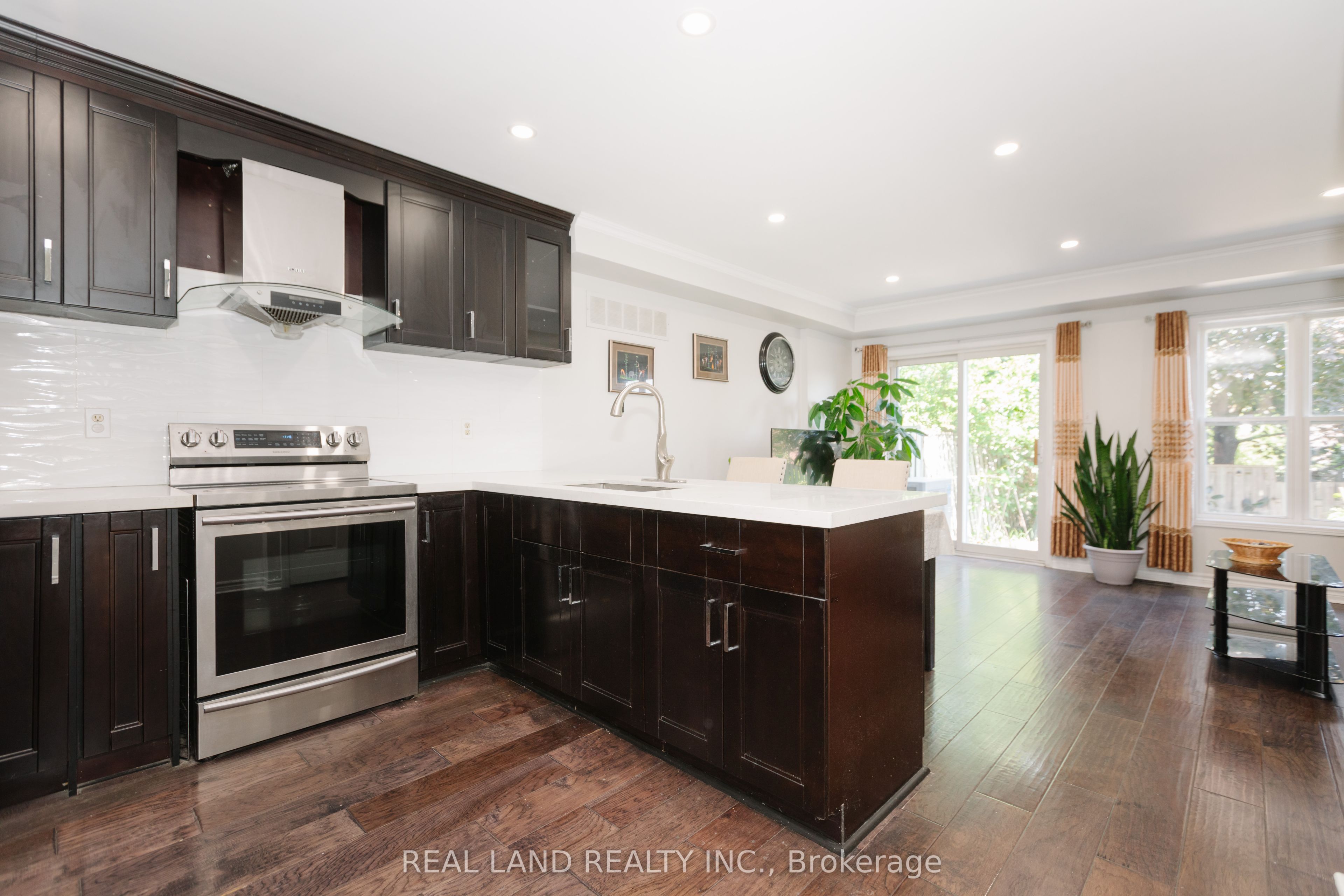 697 Limpert Terrace, Newmarket, ON L3Y 8R2 photo 3