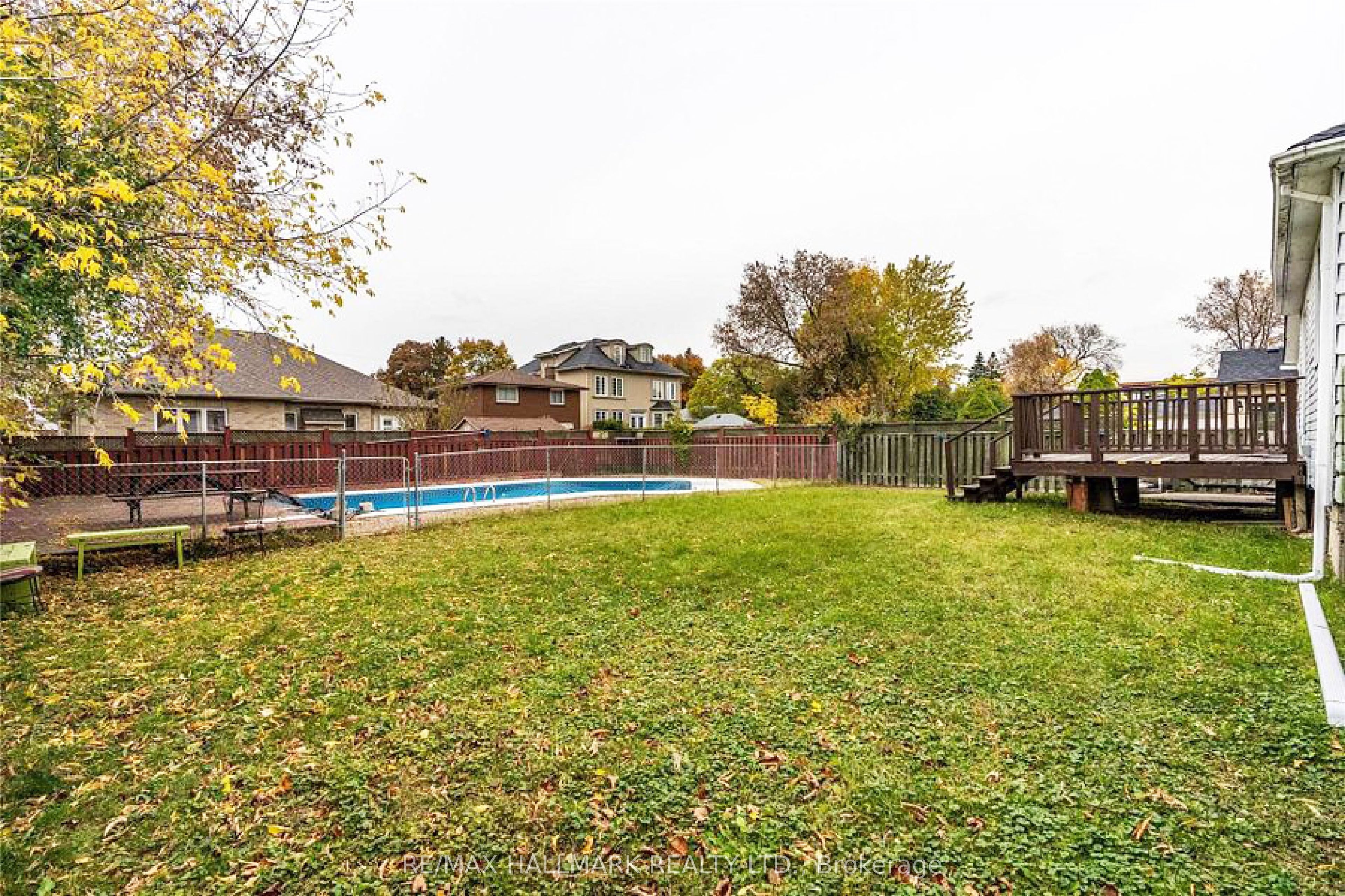 226 Lawrence Avenue, Richmond Hill, ON L4C 1Z6 photo 2