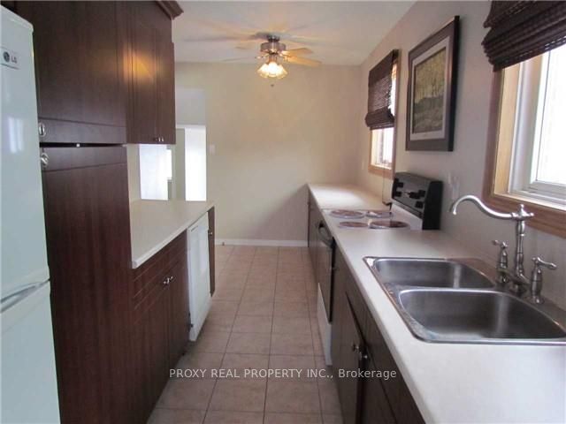 785 Greenfield Crescent, Newmarket, ON L3Y 3B2 photo 2