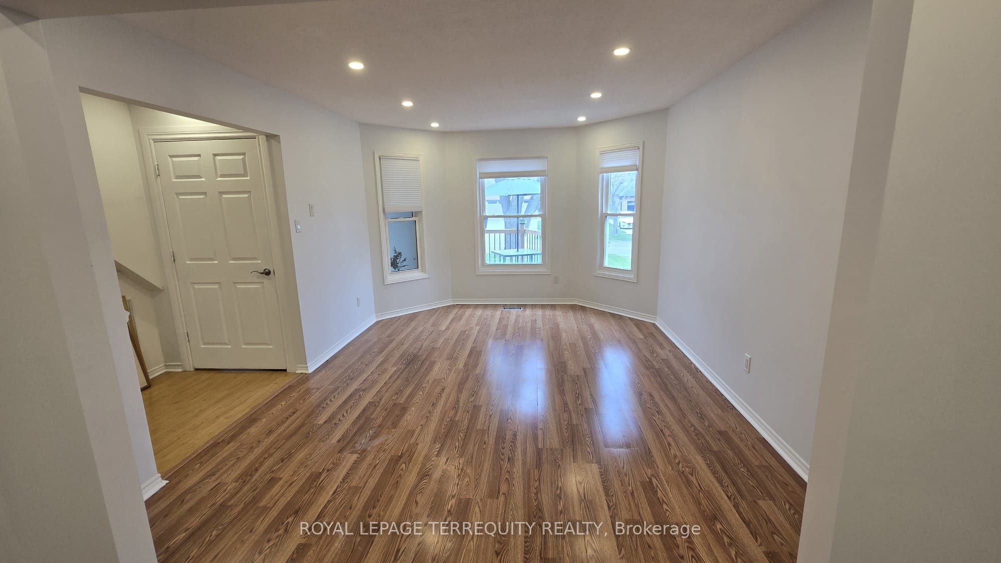 309 Harewood Boulevard Upper, Newmarket, ON L3Y 6N5 photo 2