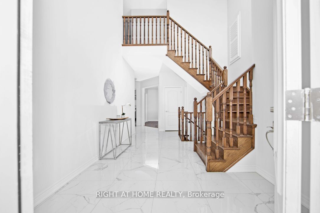 46 Frederick Taylor Way, East Gwillimbury, ON L0G 1M0 photo 5