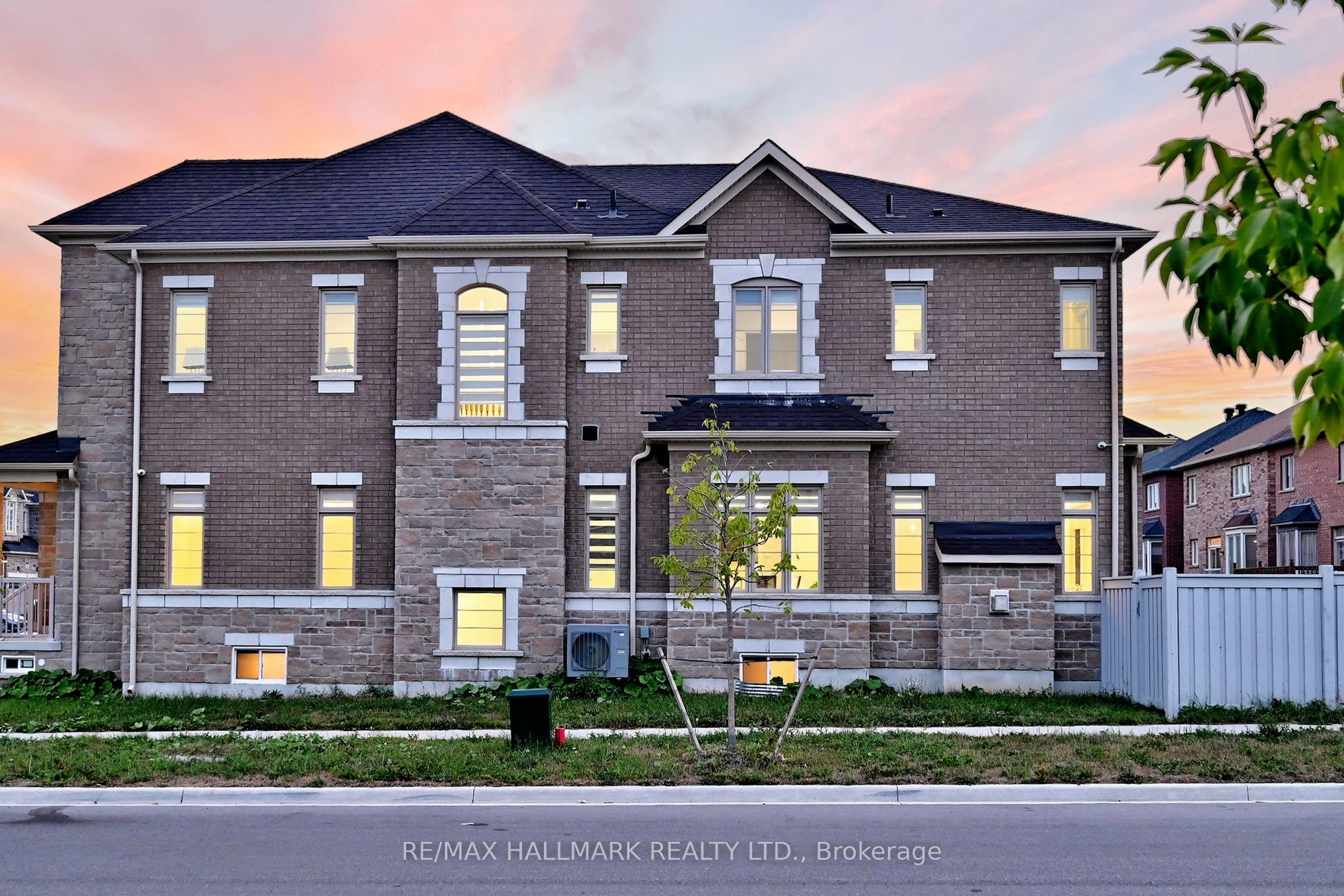220 Wesmina Avenue, Whitchurch-Stouffville, ON L4A 5A2 photo 3