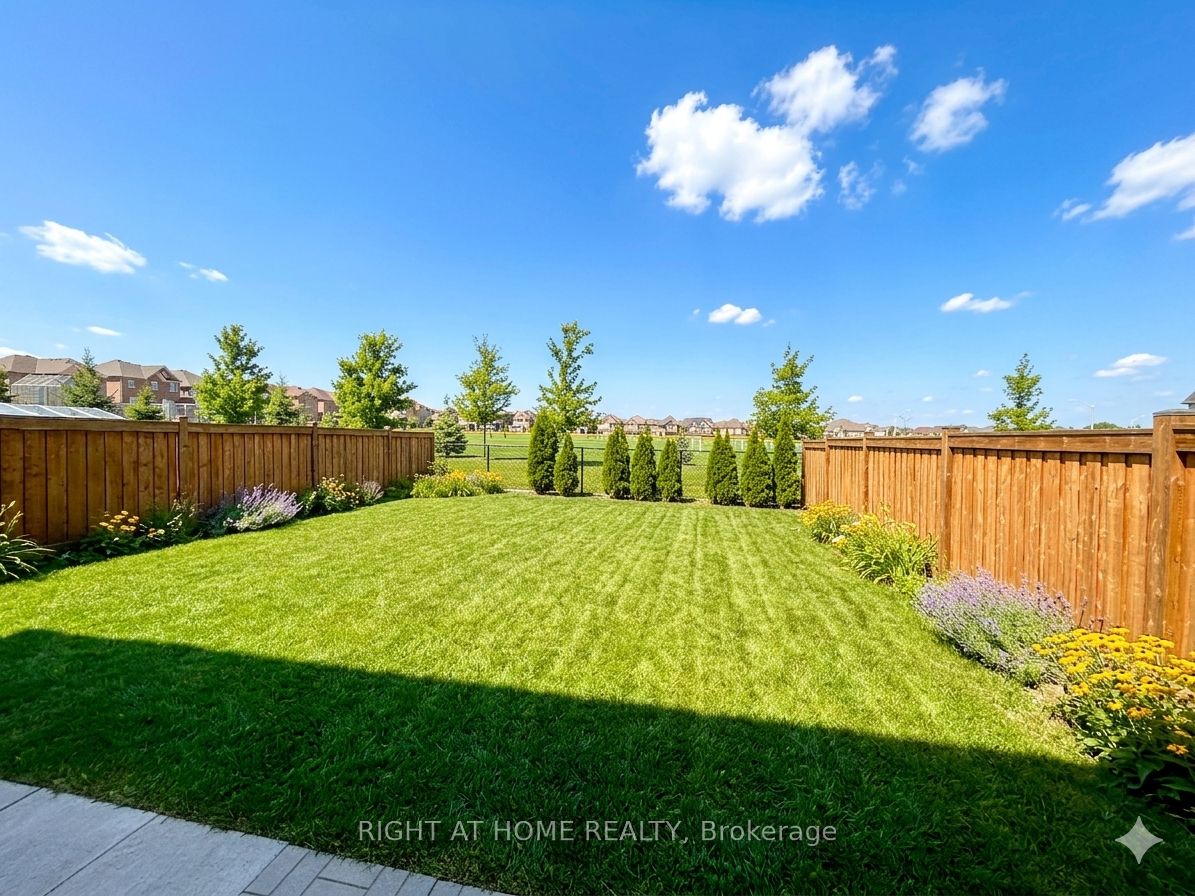 12 Tupling Street, Bradford West Gwillimbury, ON L3Z 0W8 photo 2