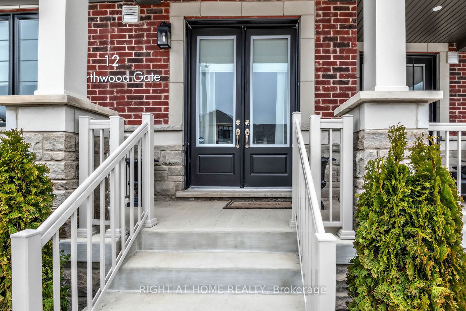 12 Hearthwood Gate, Whitchurch-Stouffville, ON L4A 4X1 photo 2