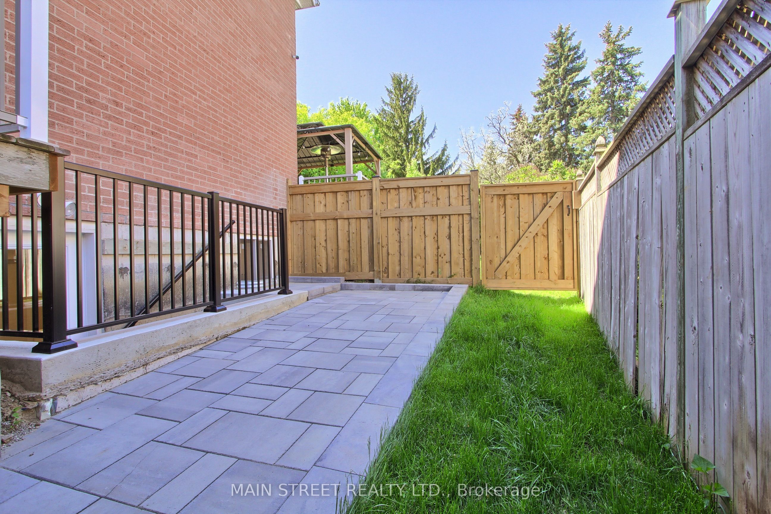 4 Carrington Place B, Bradford West Gwillimbury, ON L3Z 2V3 photo 3