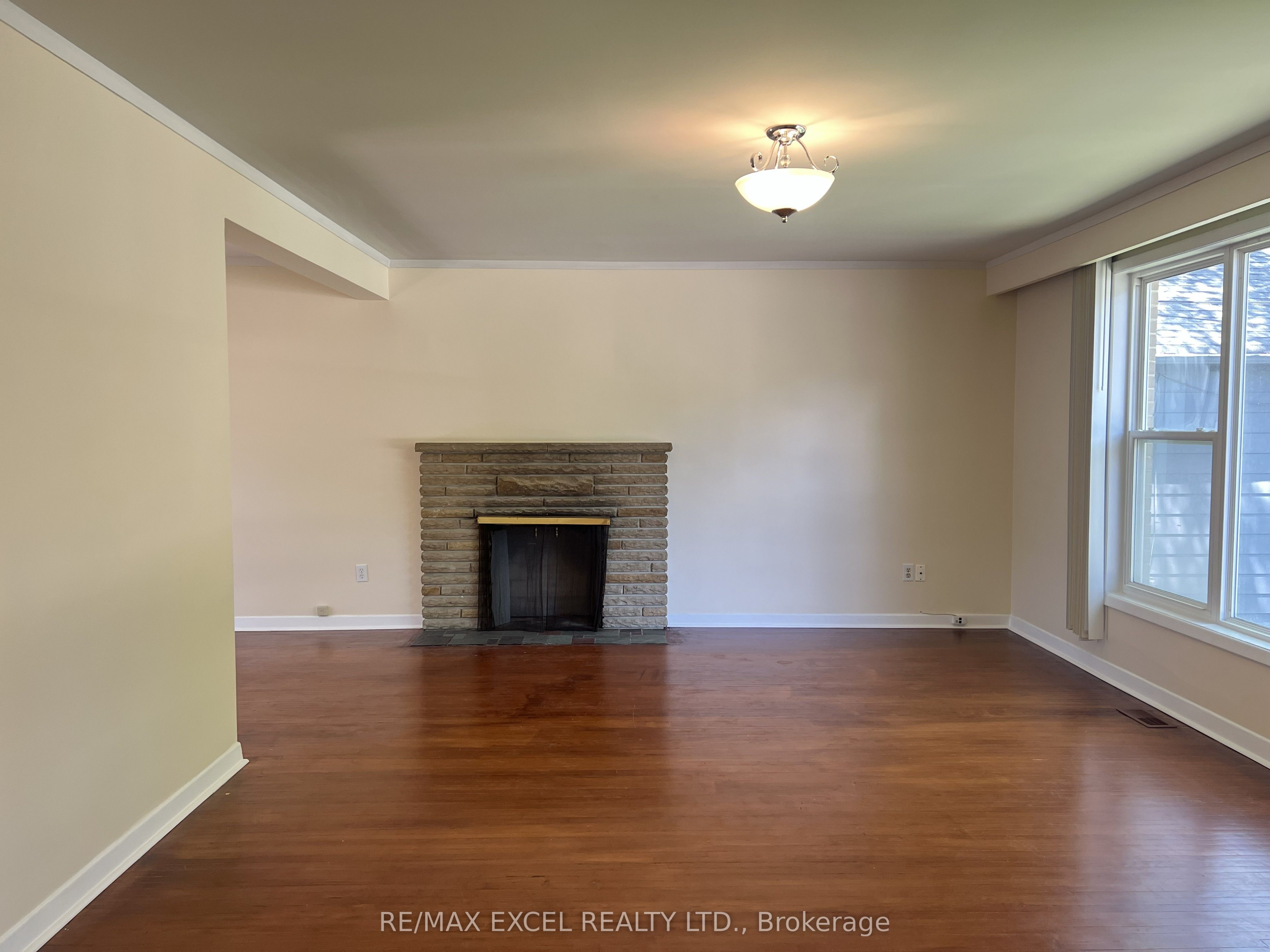 36 Hall Street, Richmond Hill, ON L6C 1V7 photo 3