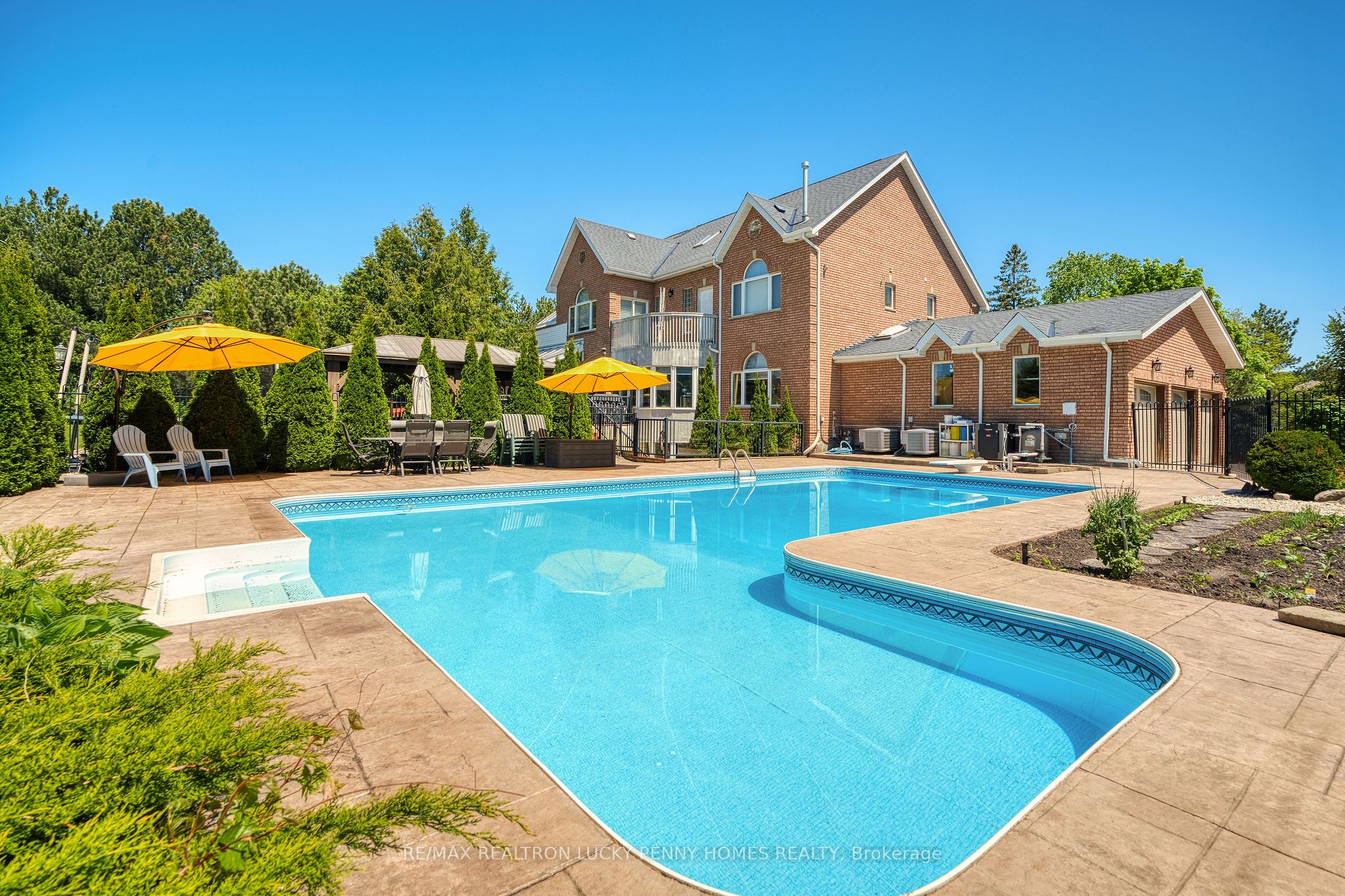 2 Jennings Gate, Markham, ON L6C 1A9