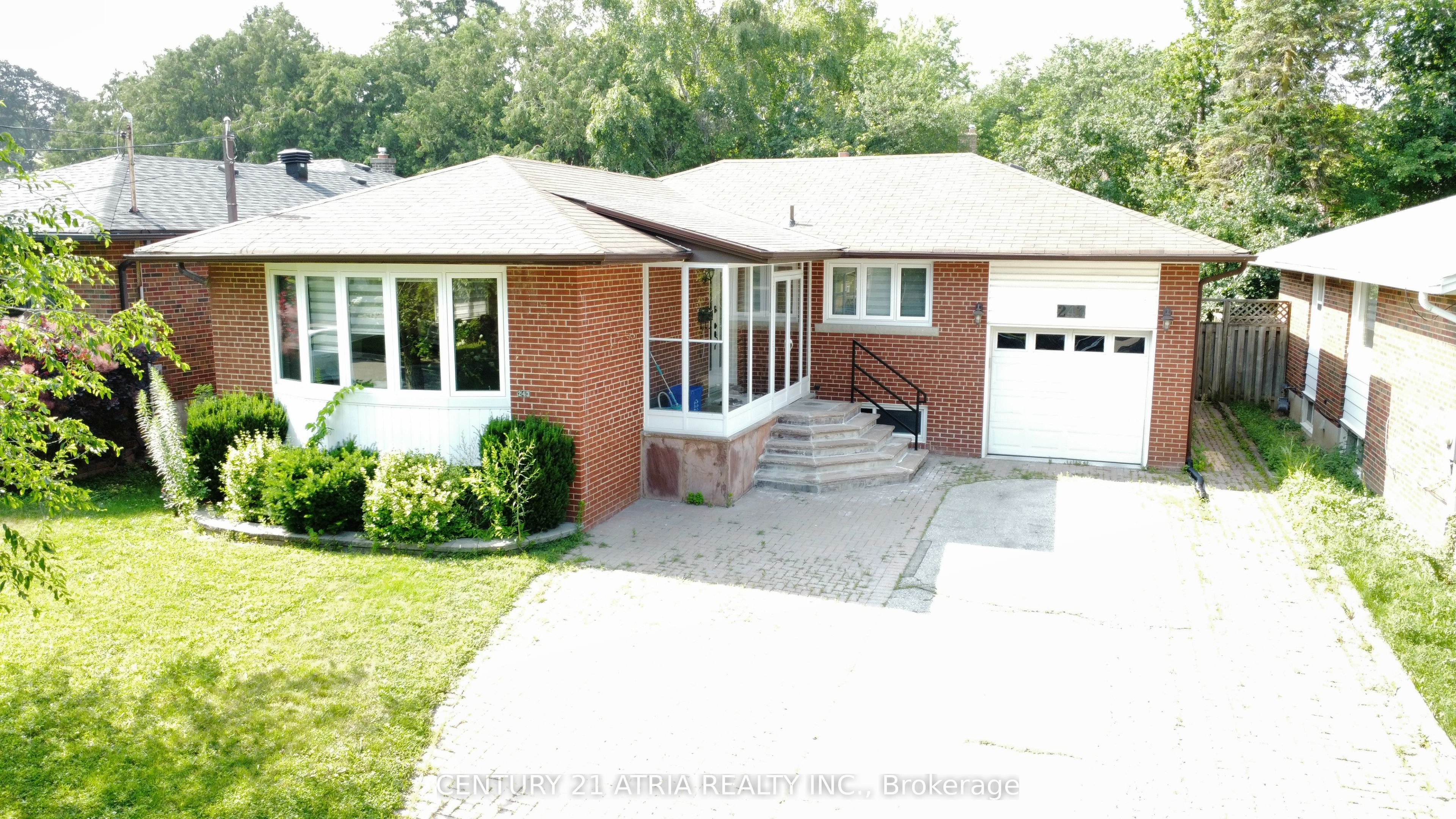 243 Harrygan Crescent, Richmond Hill, ON L4C 4J2 photo 2