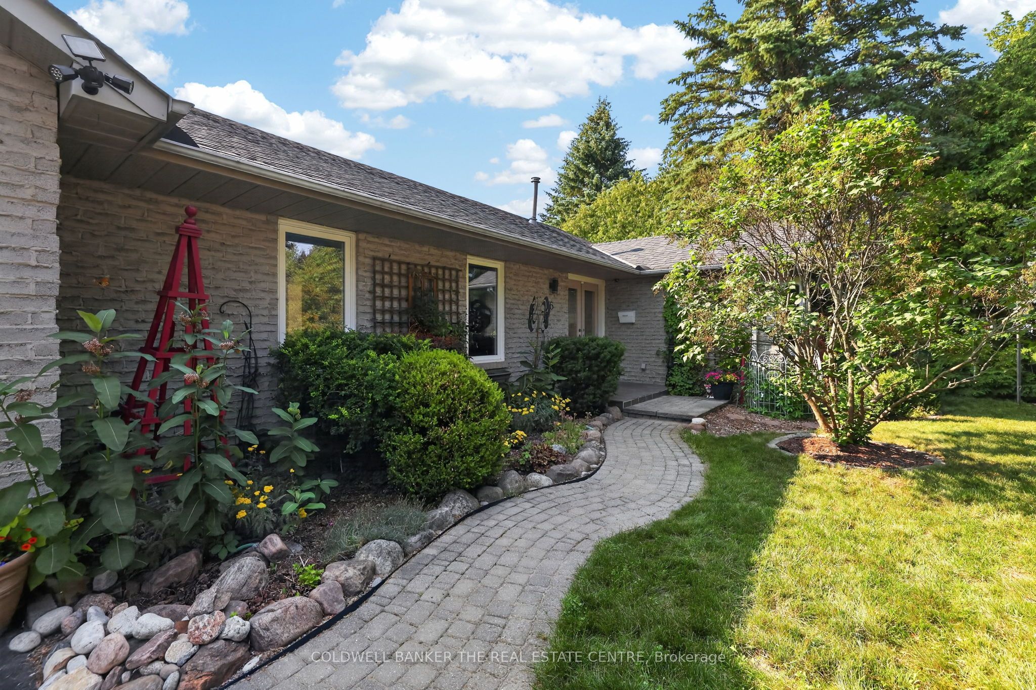 16 Hi View Drive, East Gwillimbury, ON L0G 1M0 photo 3