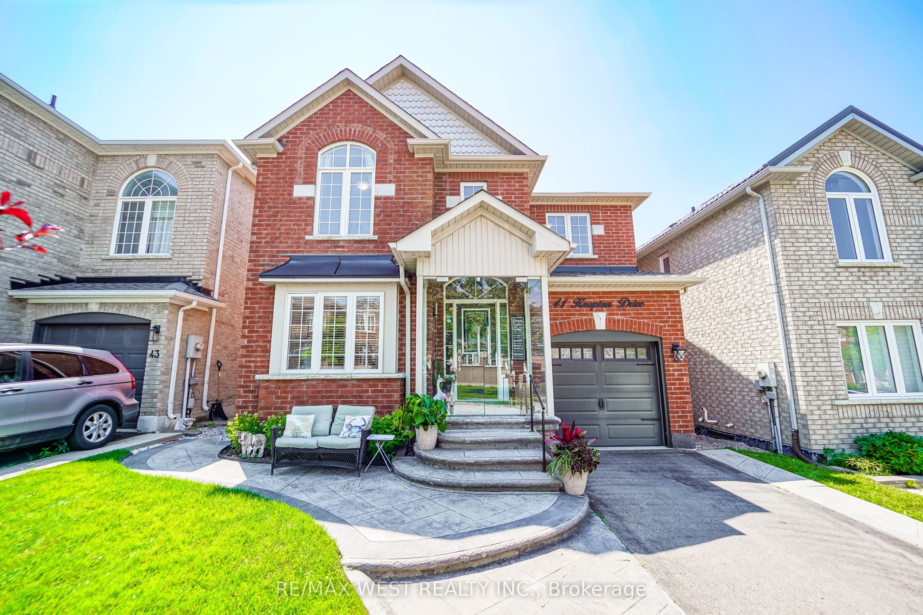 41 Knapton Drive, Newmarket, ON L3X 3A9 photo 2