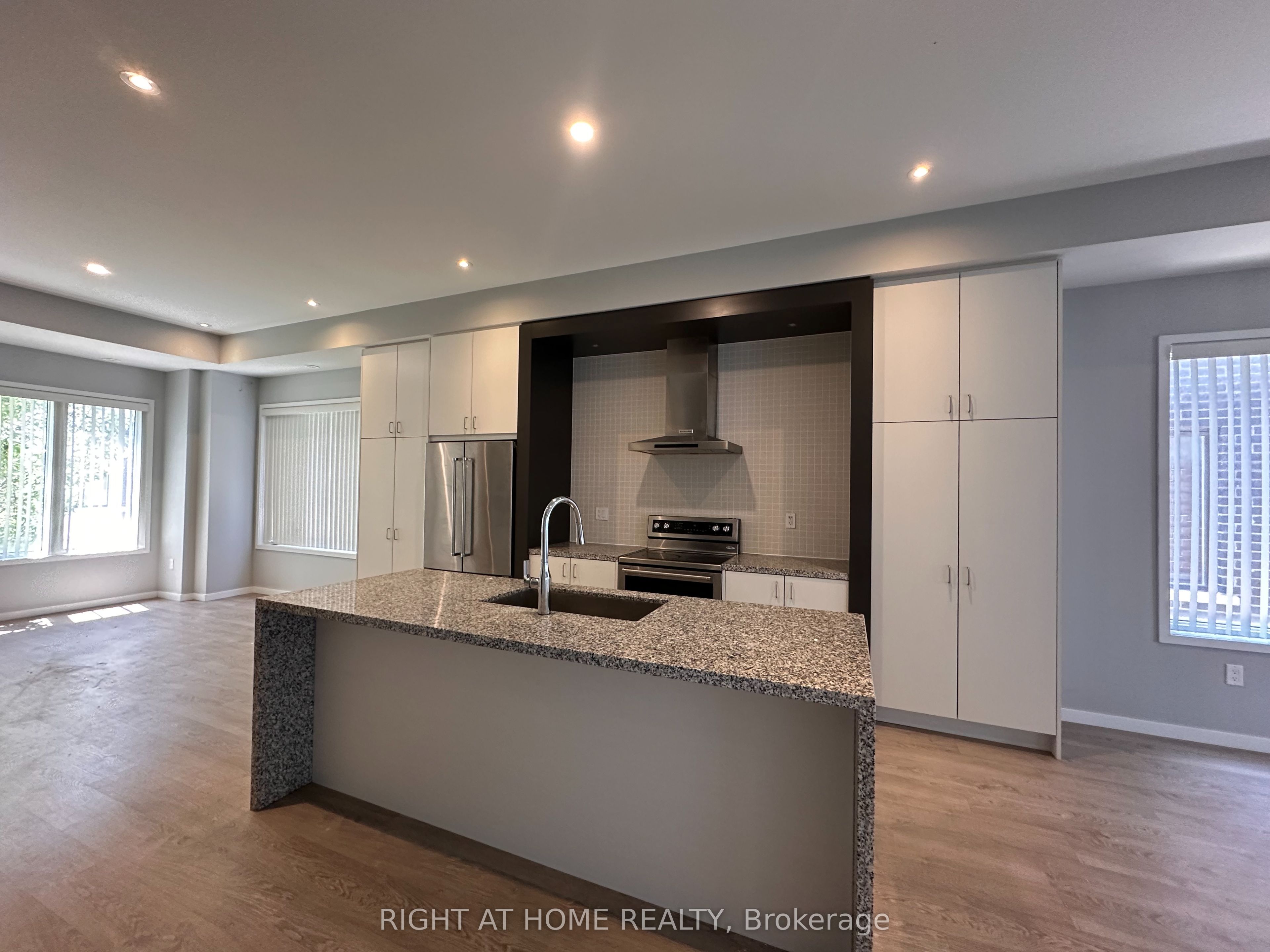 42 Ambler Lane, Richmond Hill, ON L4C 3N8 photo 2