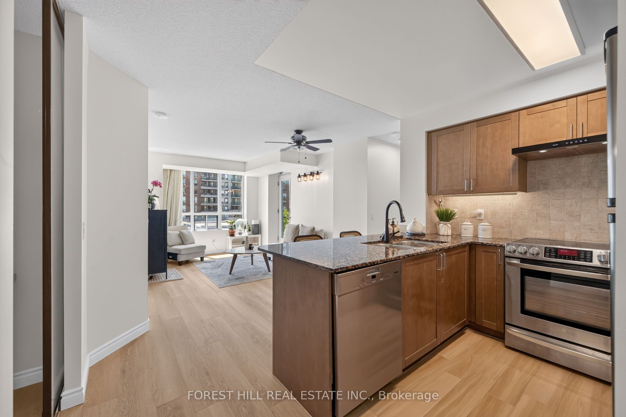 350 Red Maple Road 407, Richmond Hill, ON L4C 0T5 photo 5