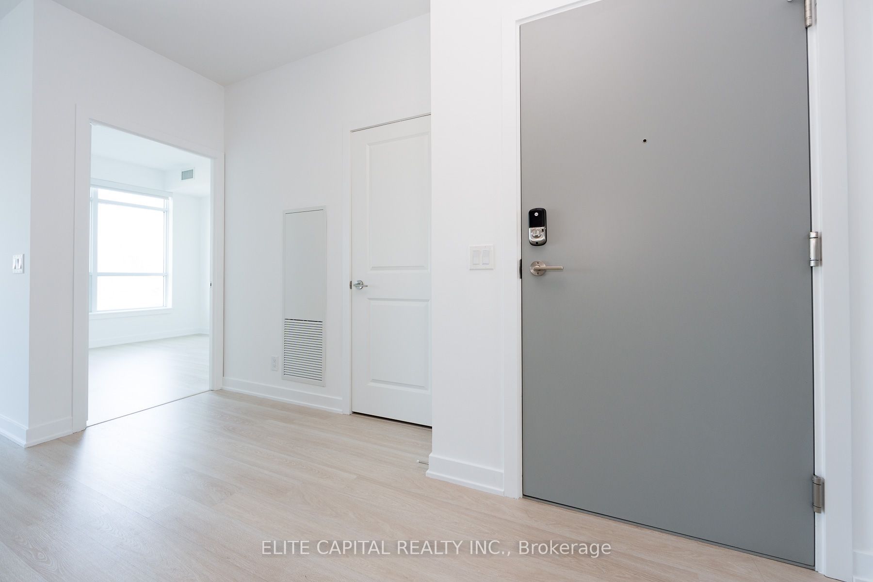 50 Upper Mall Way 428, Vaughan, ON L4J 0L8 photo 2