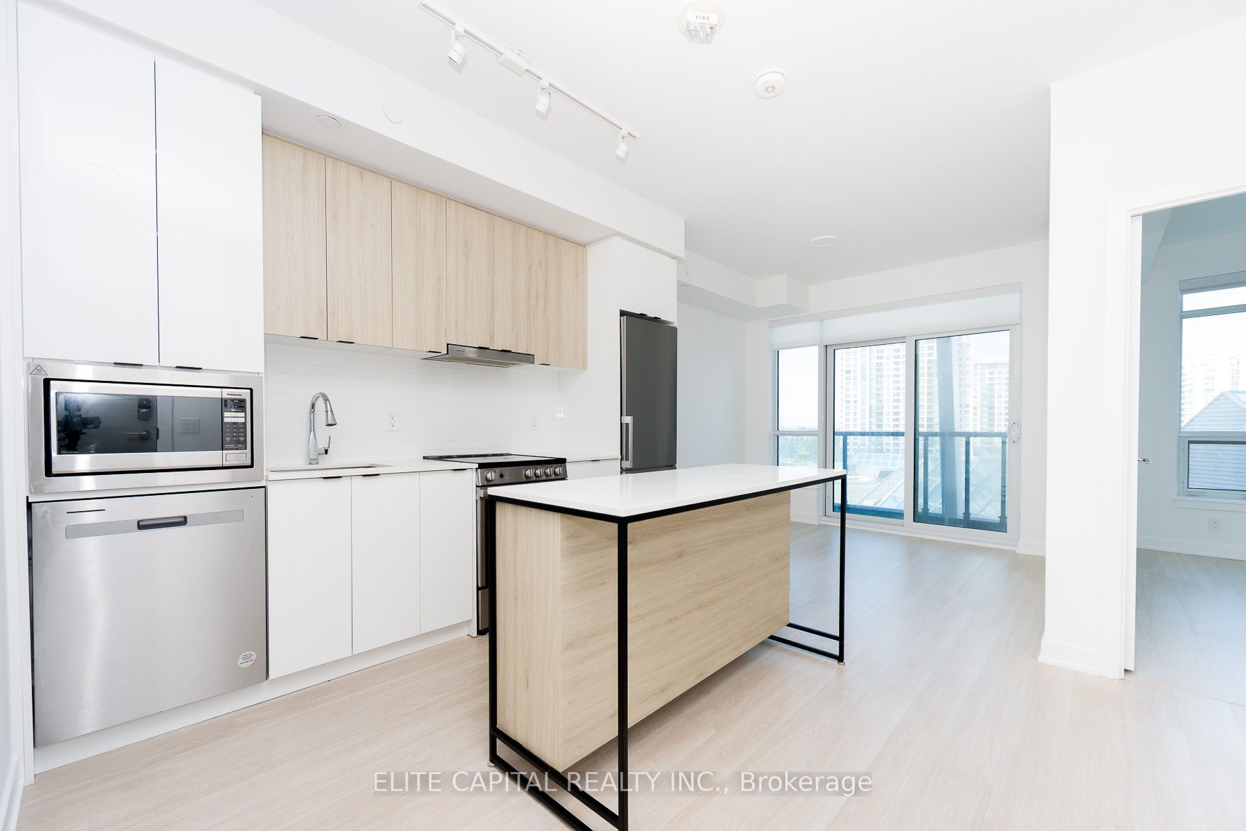 50 Upper Mall Way 428, Vaughan, ON L4J 0L8 photo 3