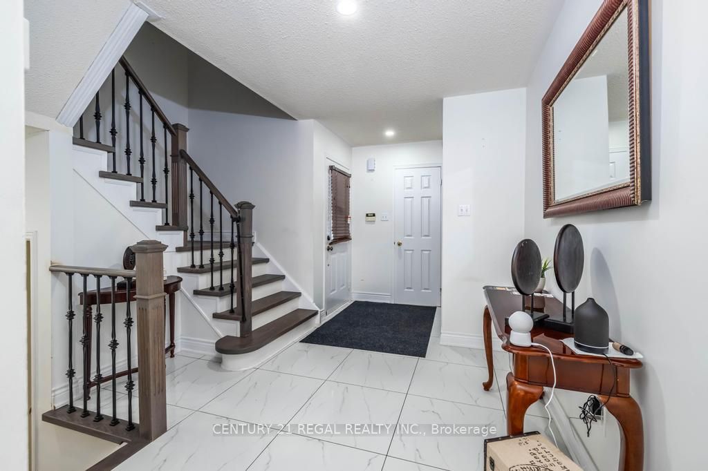43 Waterton Crescent, Richmond Hill, ON L4B 4L2 photo 4