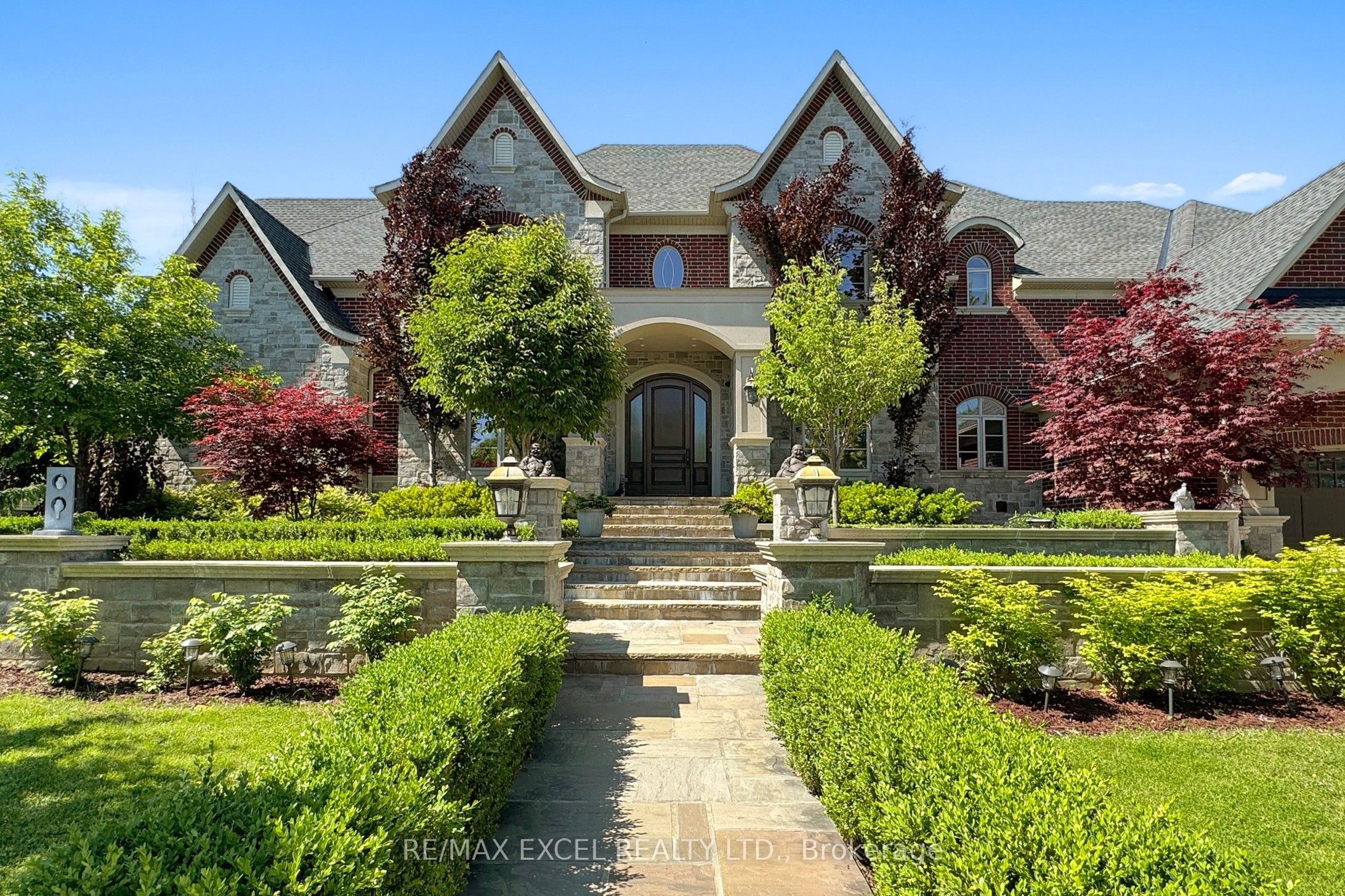 2 Beau Court, Aurora, ON L4G 0H4