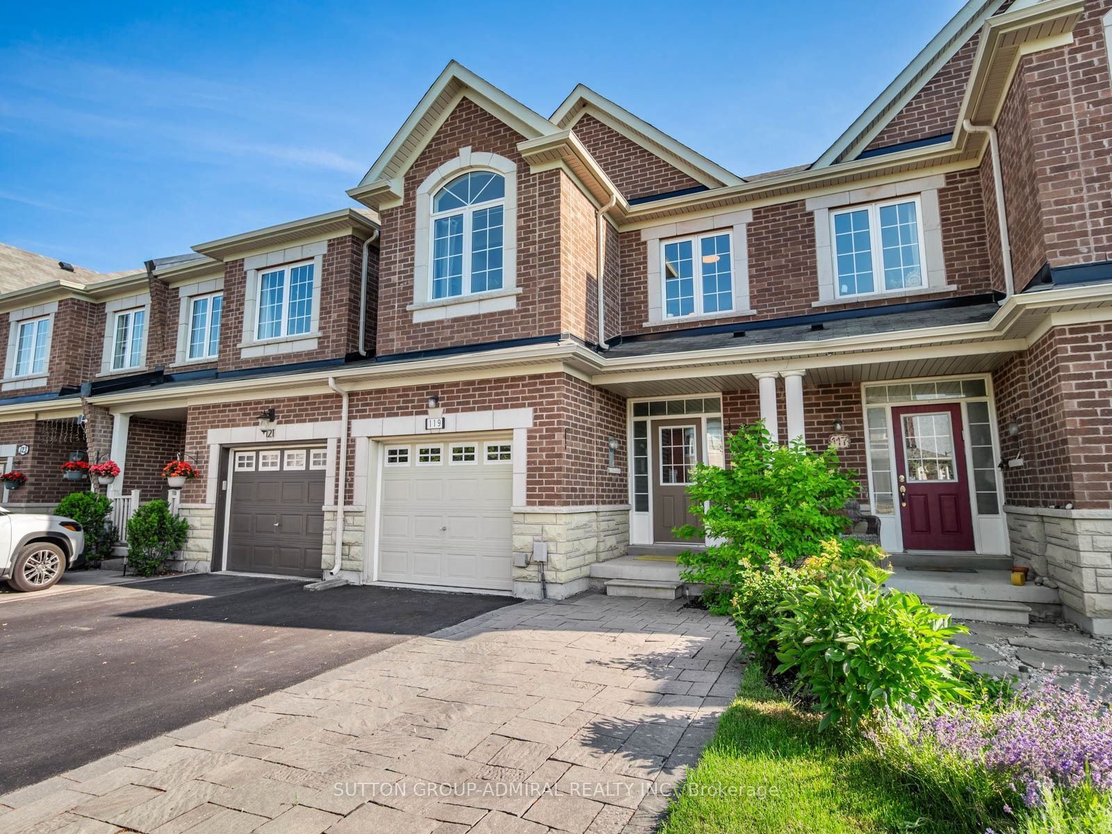 119 Walter Sinclair Court, Richmond Hill, ON L4E 0X4 photo 2