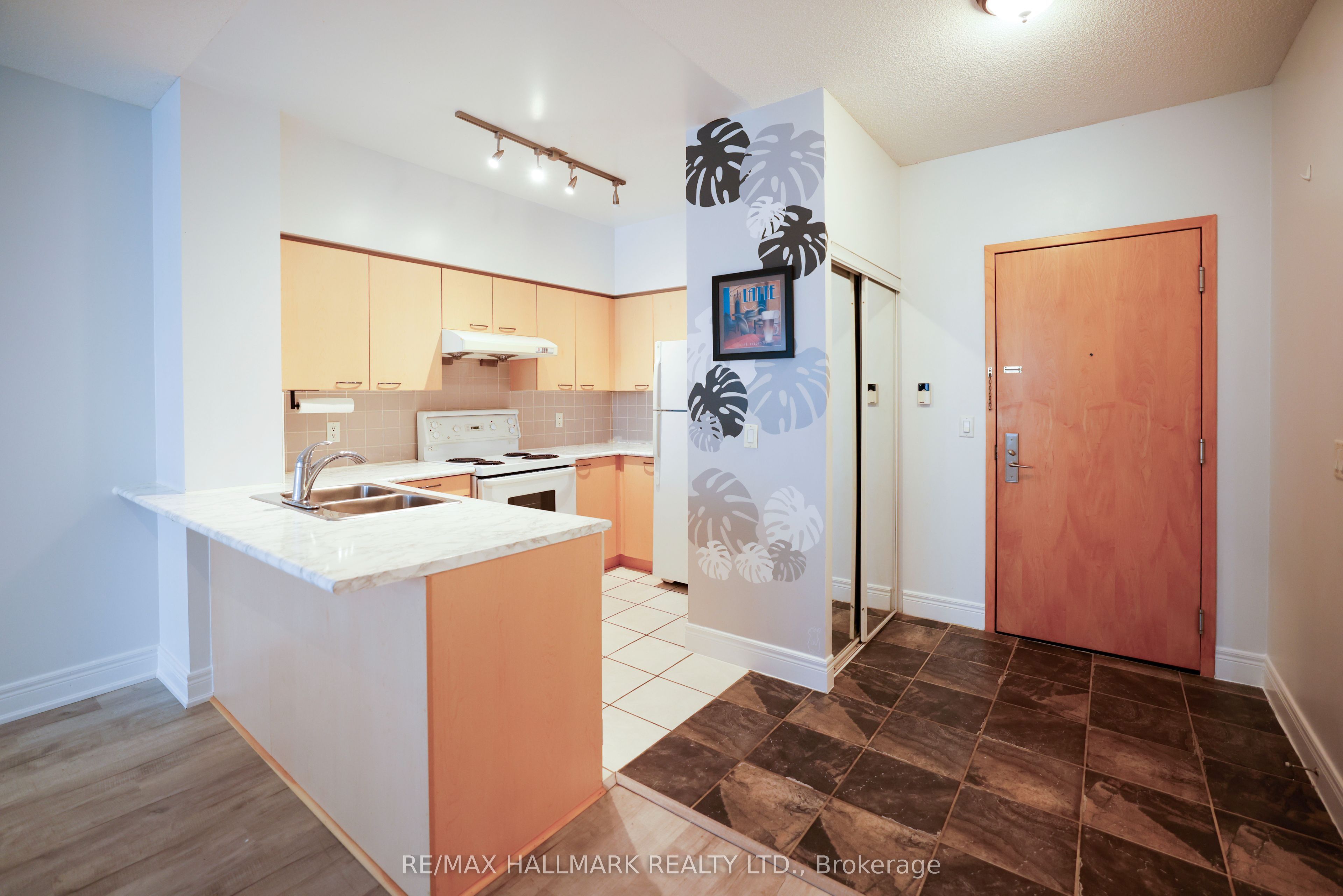 62 Suncrest Boulevard 112, Markham, ON L3T 7Y6 photo 2