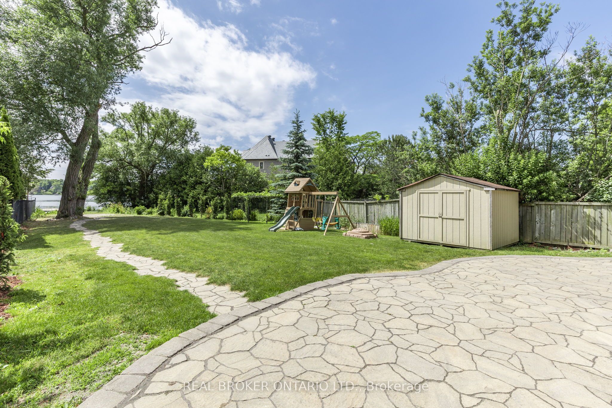 429 North Lake Road, Richmond Hill, ON L4E 3A7 photo 2