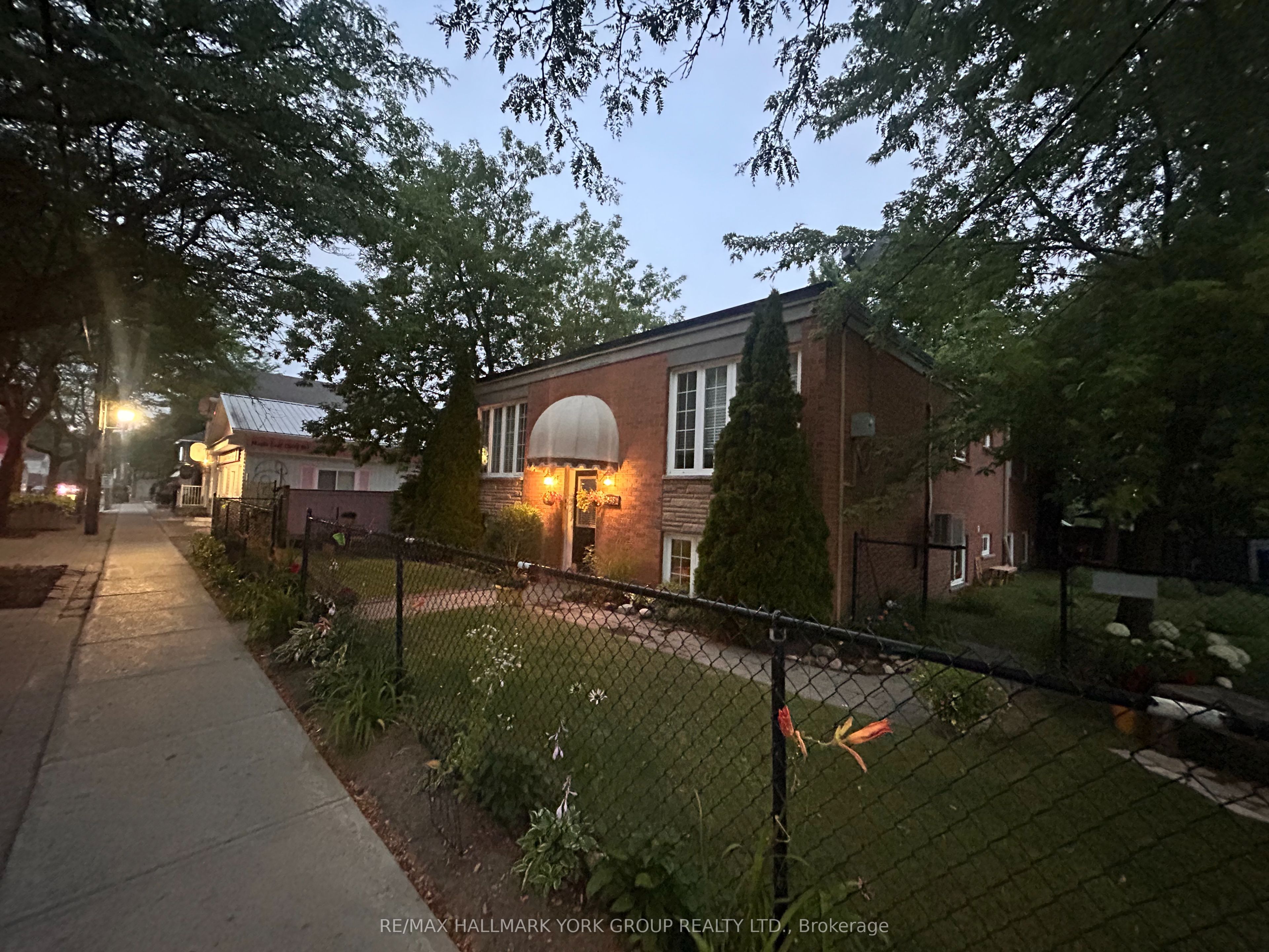 948 Lake Drive E, Georgina, ON L0E 1L0 photo 2