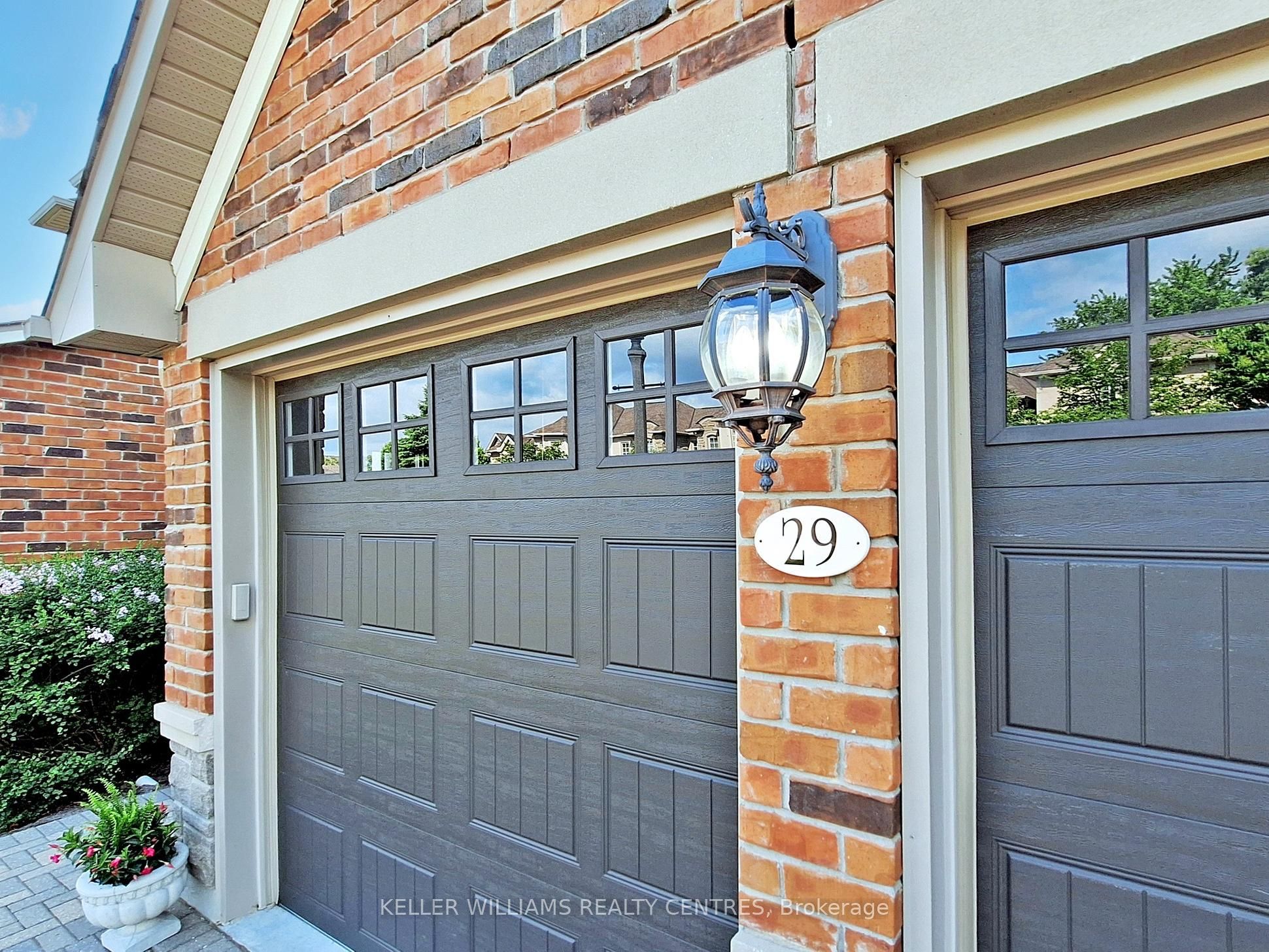 29 Tucker Court, Aurora, ON L4G 7T2 photo 2