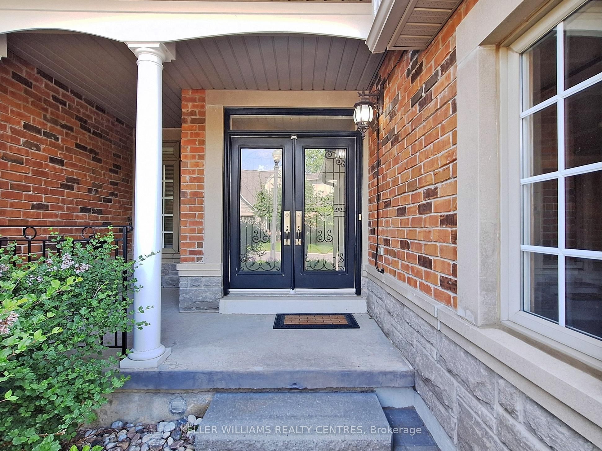 29 Tucker Court, Aurora, ON L4G 7T2 photo 3