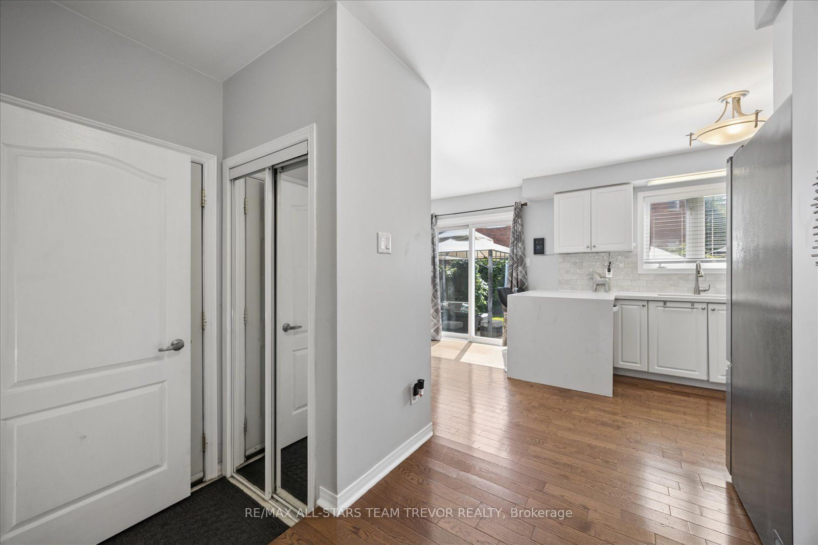 30 Laurendale Avenue, Georgina, ON L4P 4A8 photo 4