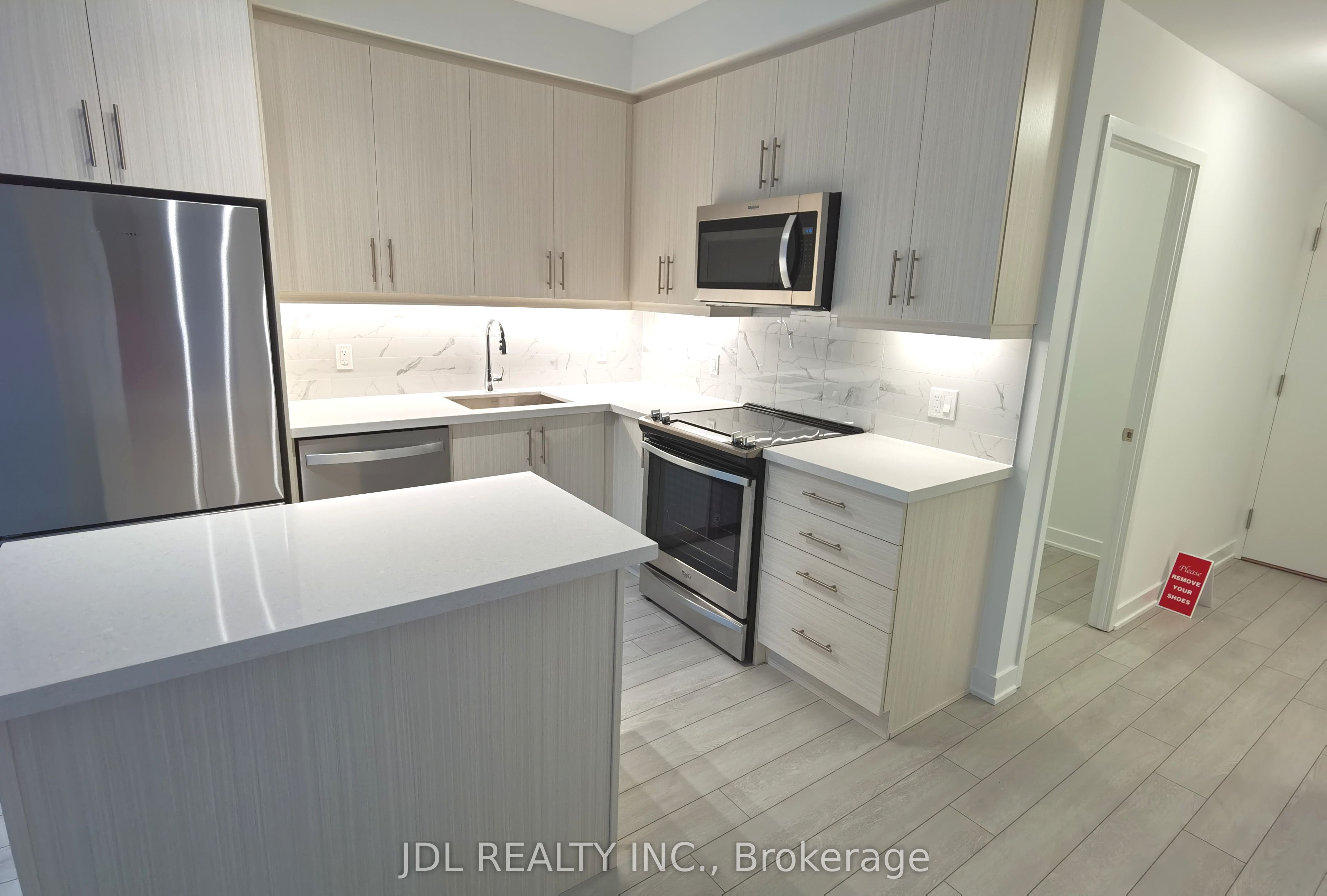 85 Oneida Crescent 806, Richmond Hill, ON L4B 0H4 photo 2