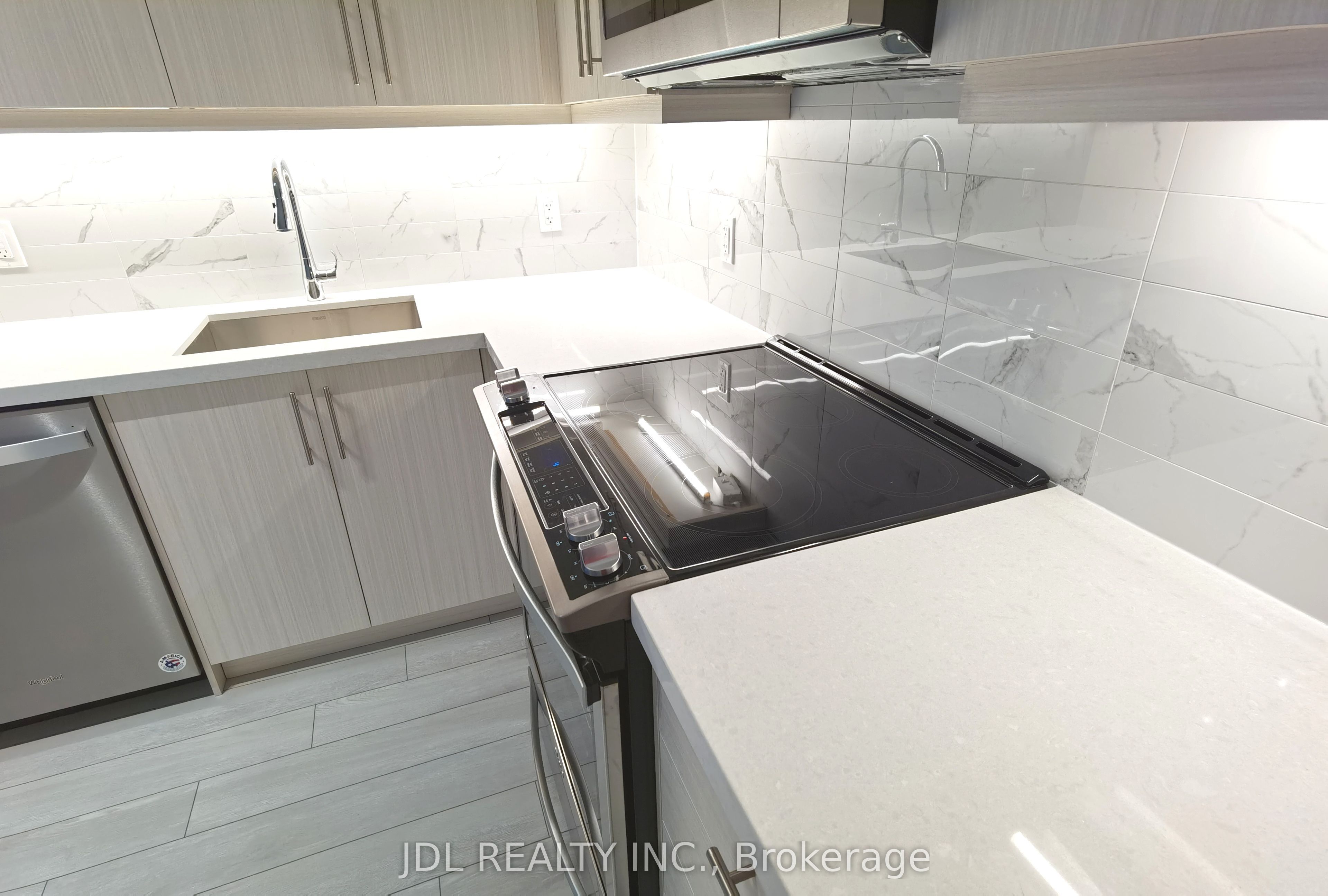 85 Oneida Crescent 806, Richmond Hill, ON L4B 0H4 photo 5