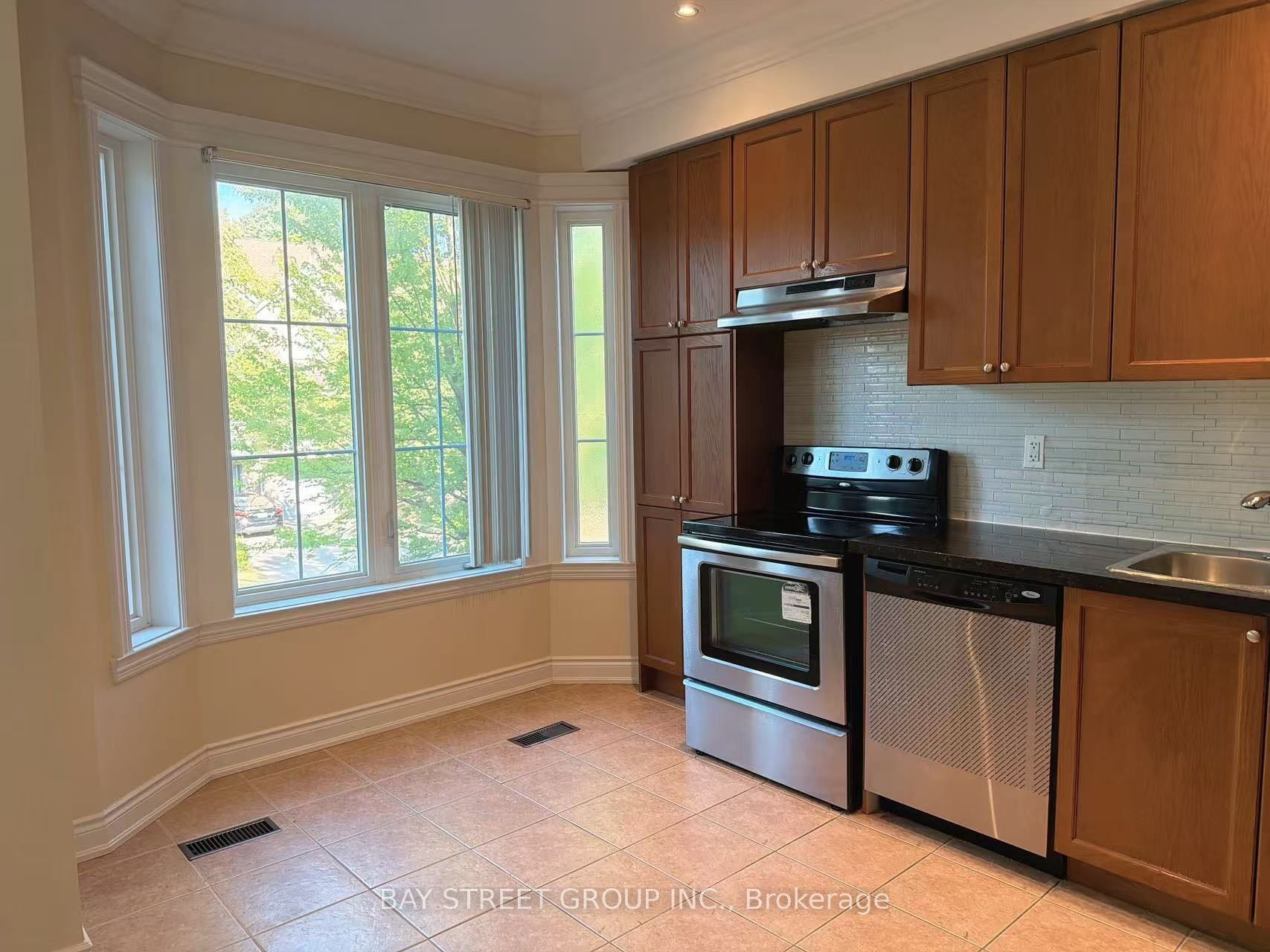 142 Hall Street, Richmond Hill, ON L4C 4N8 photo 2